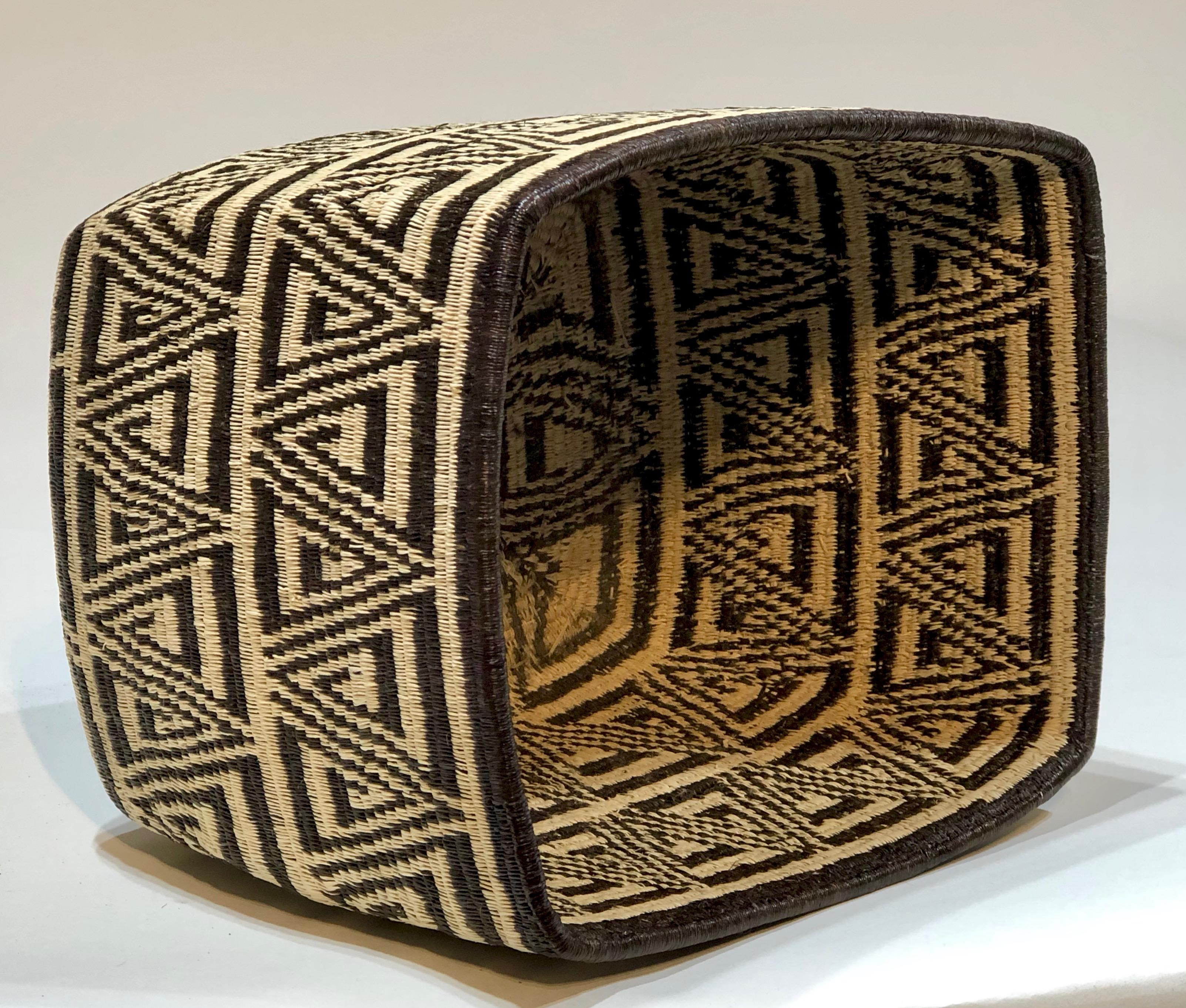 Wounaan Tribe Panama Rainforest Basket schwarz, weiß geometrisches Rechteck
handgewebt, Palmfasern, natürlich gefärbt
Stammeskunstwerk

Die Körbe werden von den Wounaan- und Embera-Indianern aus dem Darien-Regenwald in Panama hergestellt.  Die