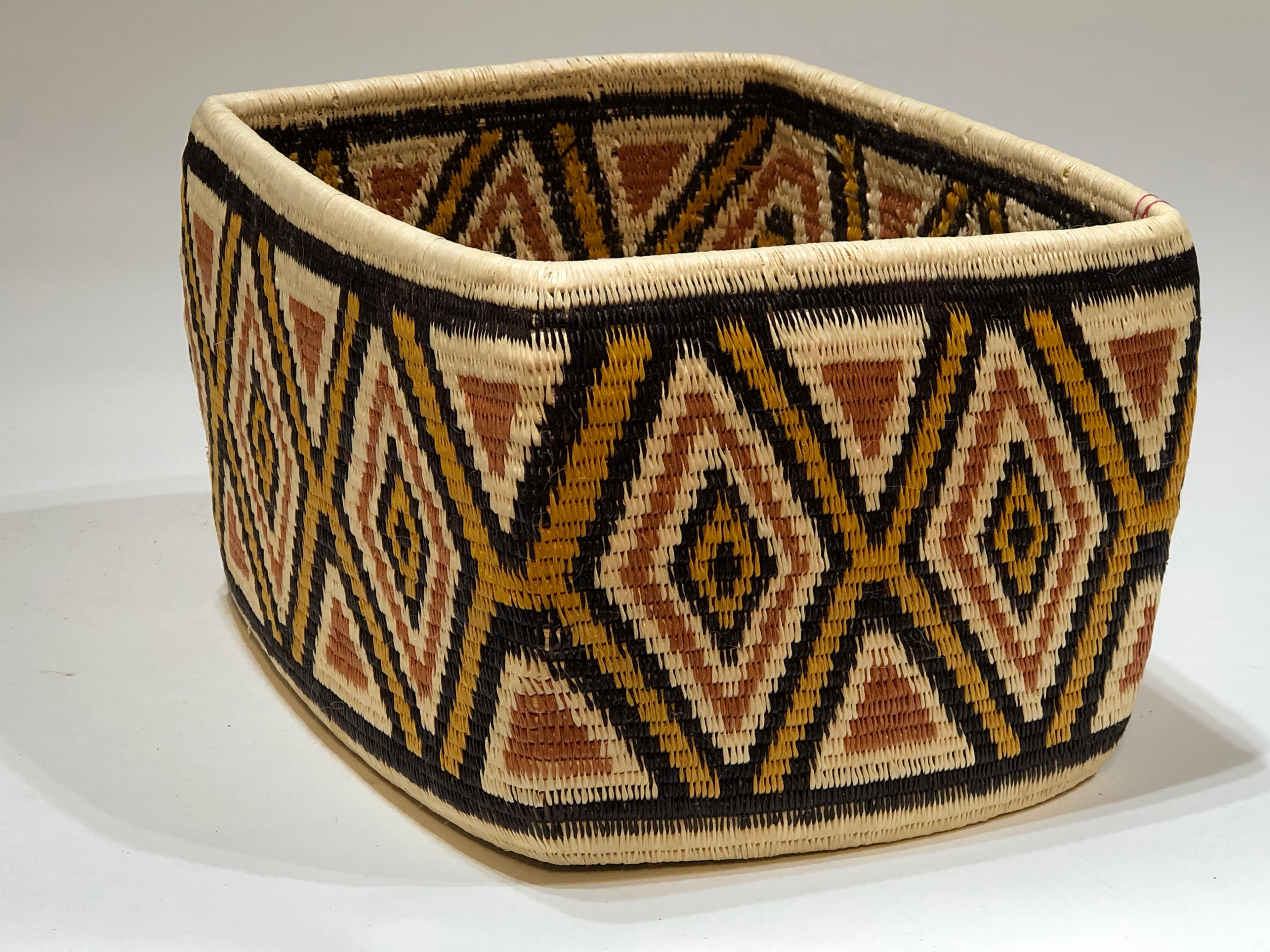 Cesta de la Selva Tropical de Panamá de la Tribu Wounaan, tejida a mano en oro, negro y rojo geométrico