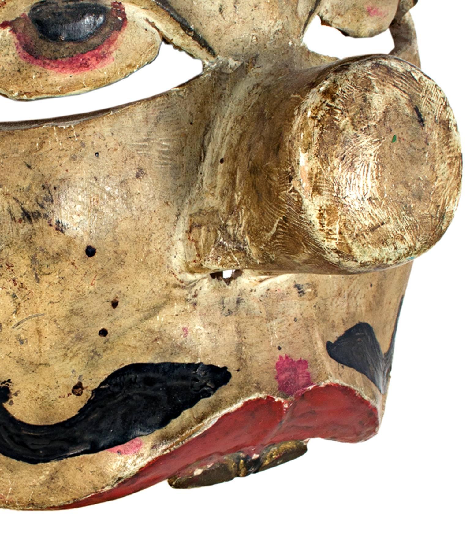 Masque en bois « Half Mask with Pug Nose and Two Teeth » créé en Indonésie en vente 1