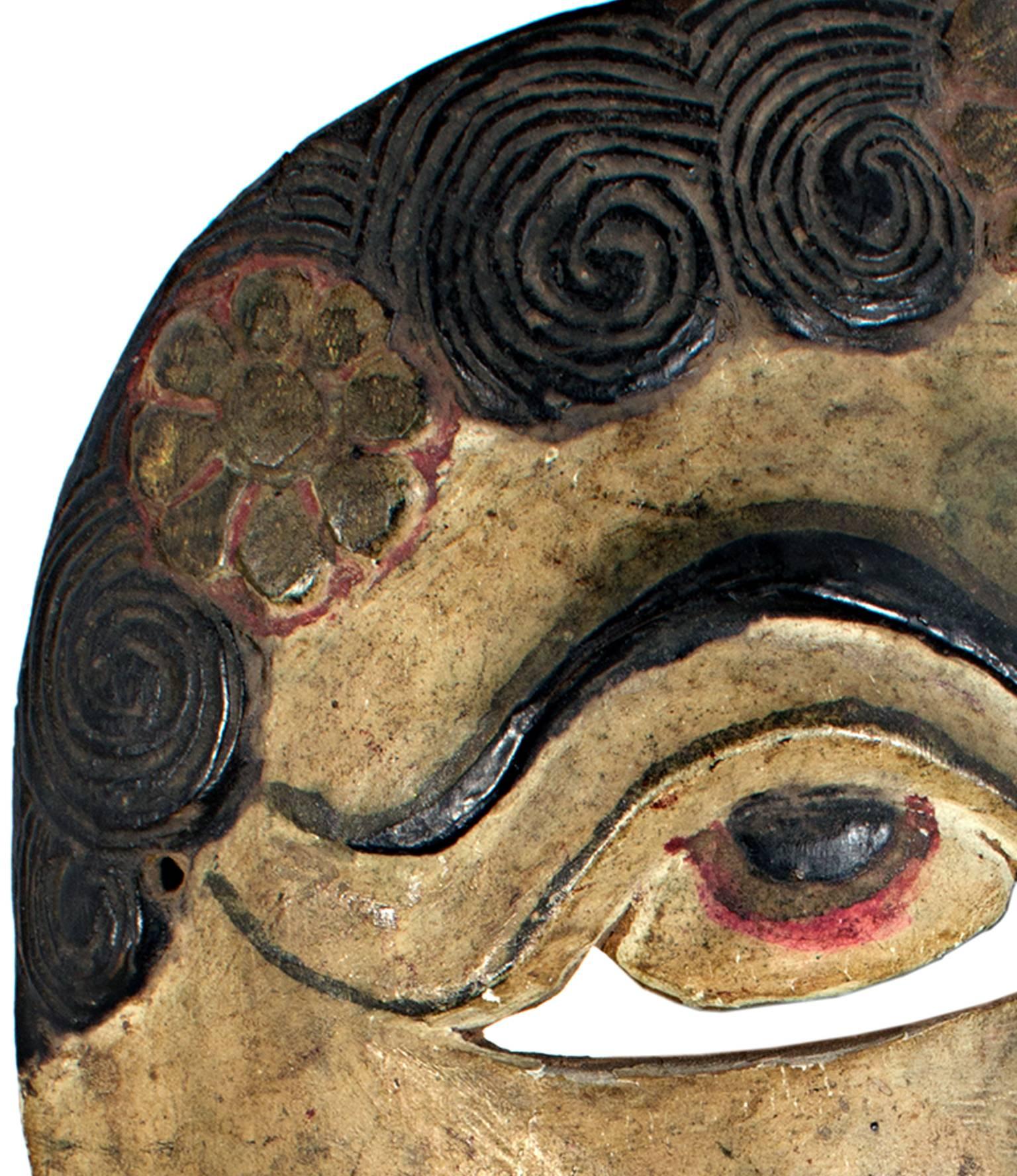 Masque en bois « Half Mask with Pug Nose and Two Teeth » créé en Indonésie en vente 4