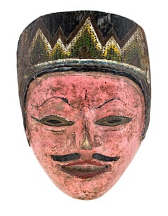 « Masque indonésien, visage rose, avec moutarde ».  Masque en bois d'Indonésie