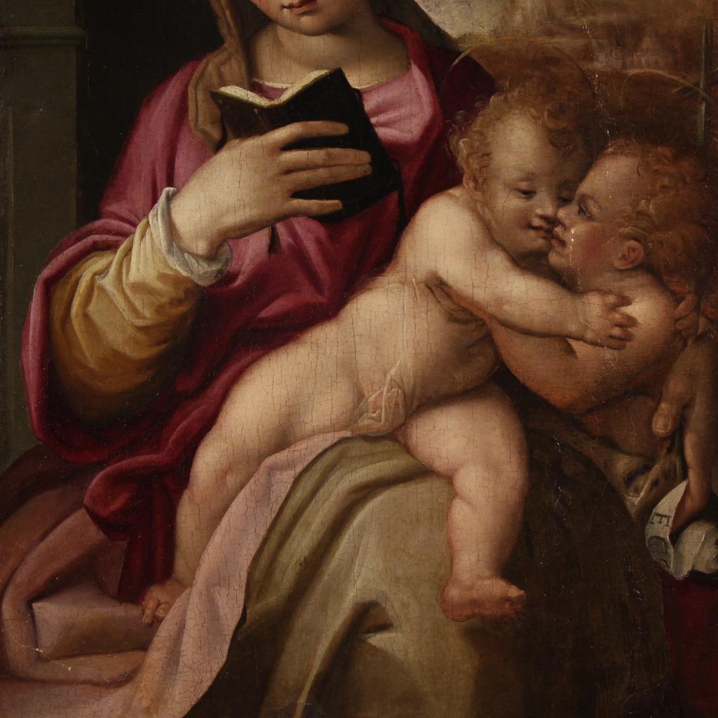 Antikes italienisches Gemälde aus dem 16. Jahrhundert. Kunstwerk in Öl auf Platte, das eine Madonna mit Kind und dem jungen Johannes darstellt, von außergewöhnlicher malerischer Qualität. Die Jungfrau ist mit der Lektüre beschäftigt, während Jesus
