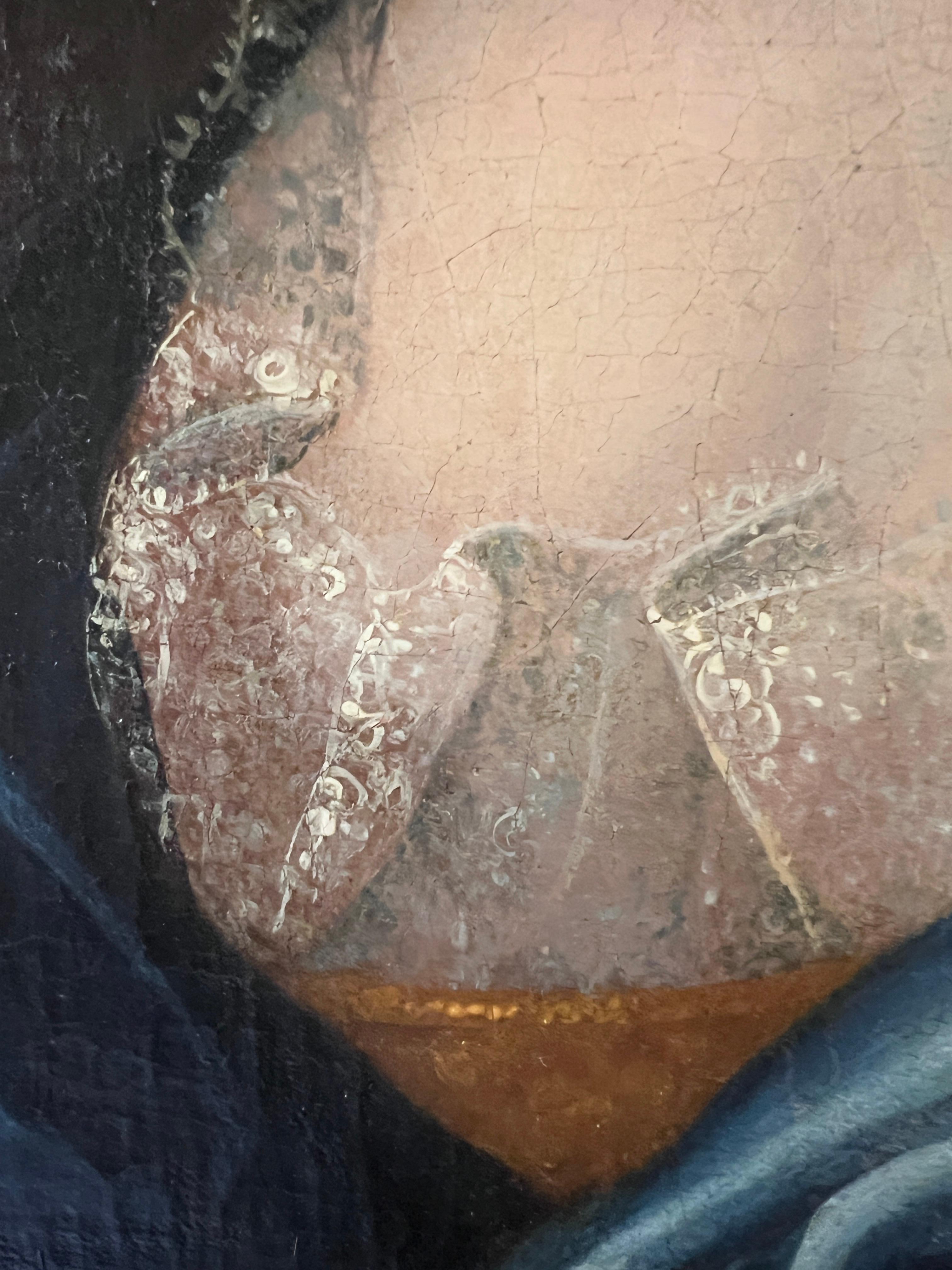 Up&Up est une magnifique peinture à l'huile originale sur toile du XVIIIe siècle représentant le portrait d'une belle femme dans une robe de brocart d'or foncé garnie de dentelle. Un foulard de soie bleu vif est drapé sur les épaules. 

D'après