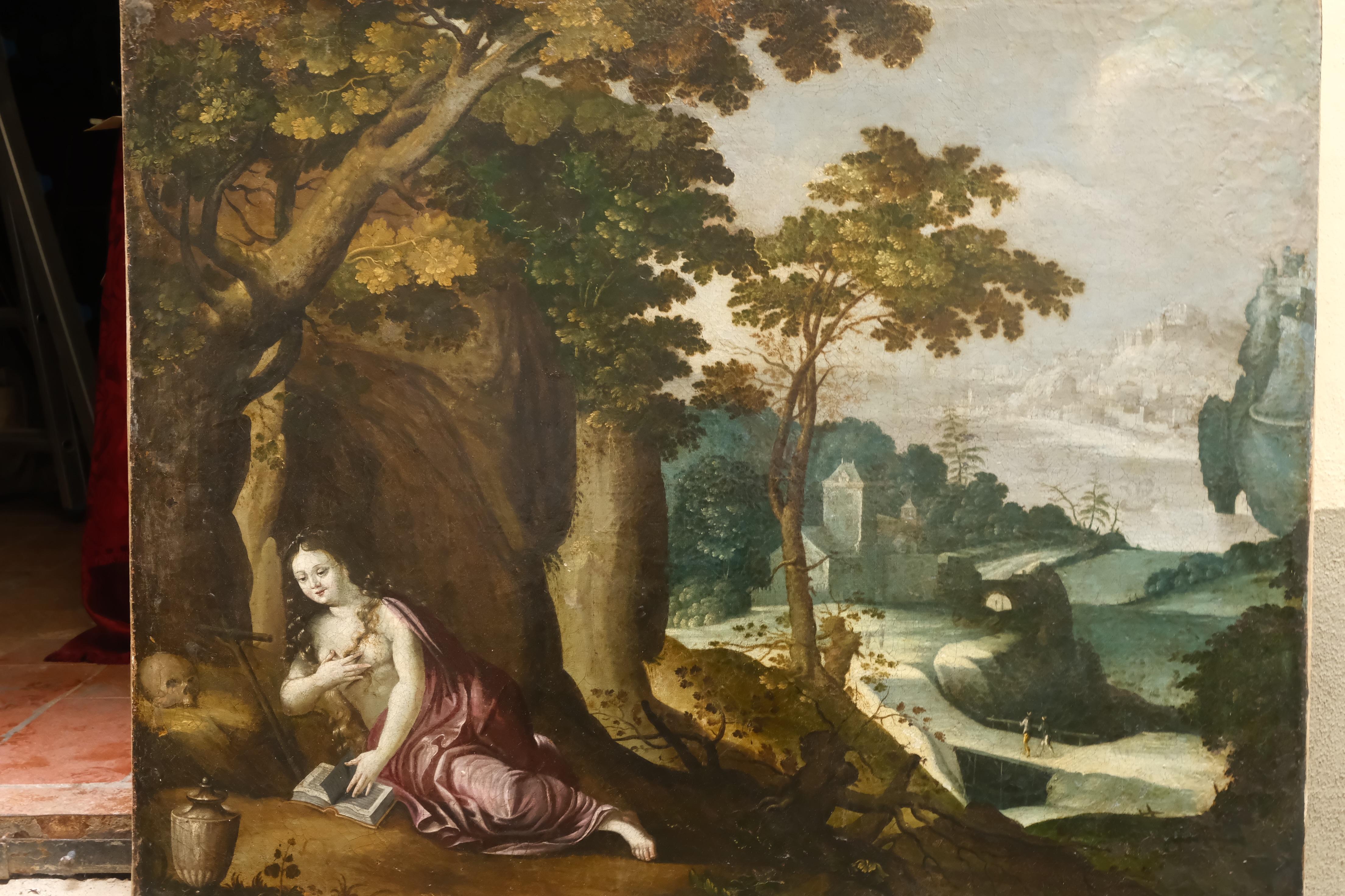 paysage boisé flamand du XVIIe siècle avec château et ville perchée. en vente 1