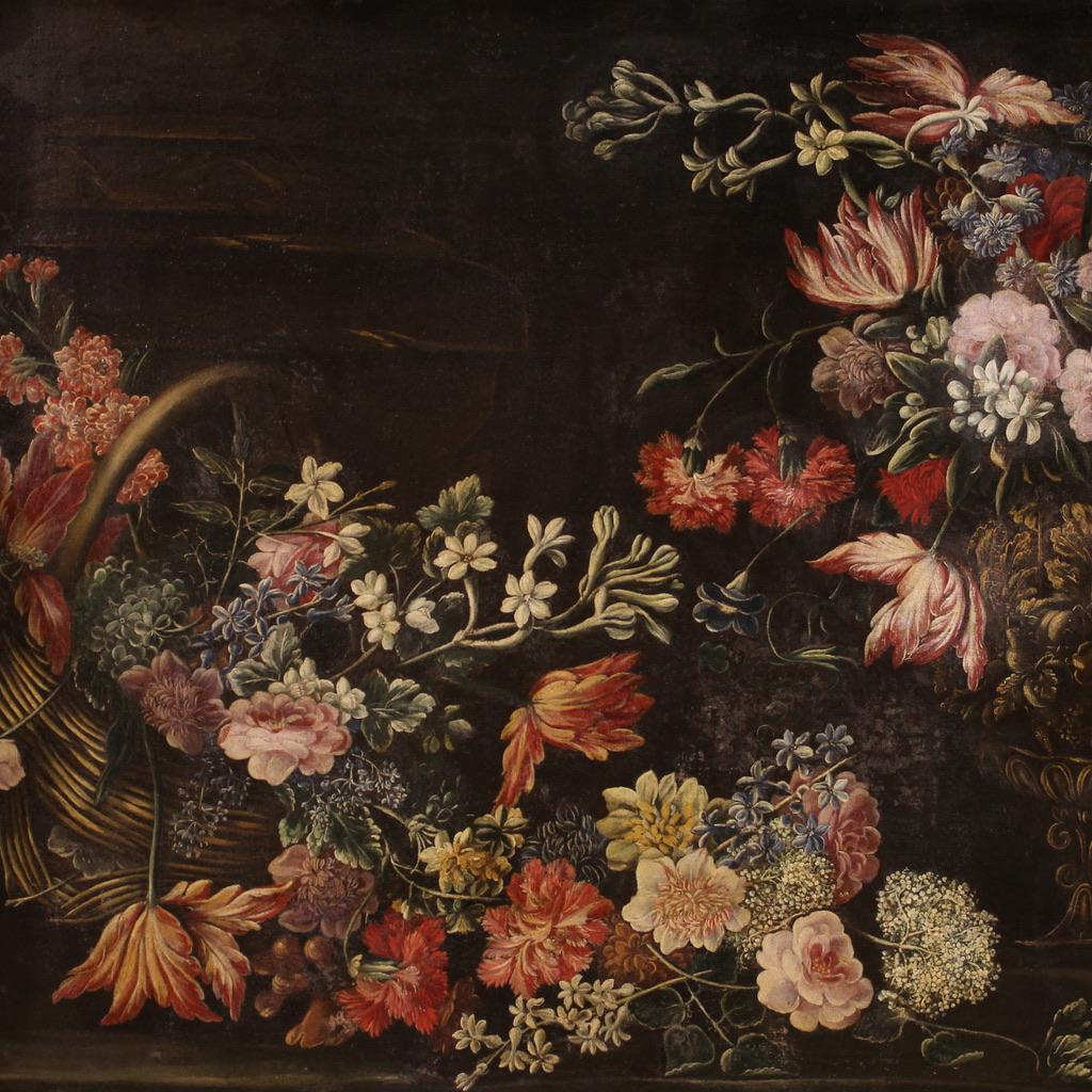 Gran bodegón italiano de la segunda mitad del siglo XVII. Óleo sobre lienzo que representa una espléndida composición con cesta y jarrón de flores, de notable calidad pictórica. marco del siglo XX en madera tallada y dorada, bellamente decorado, con