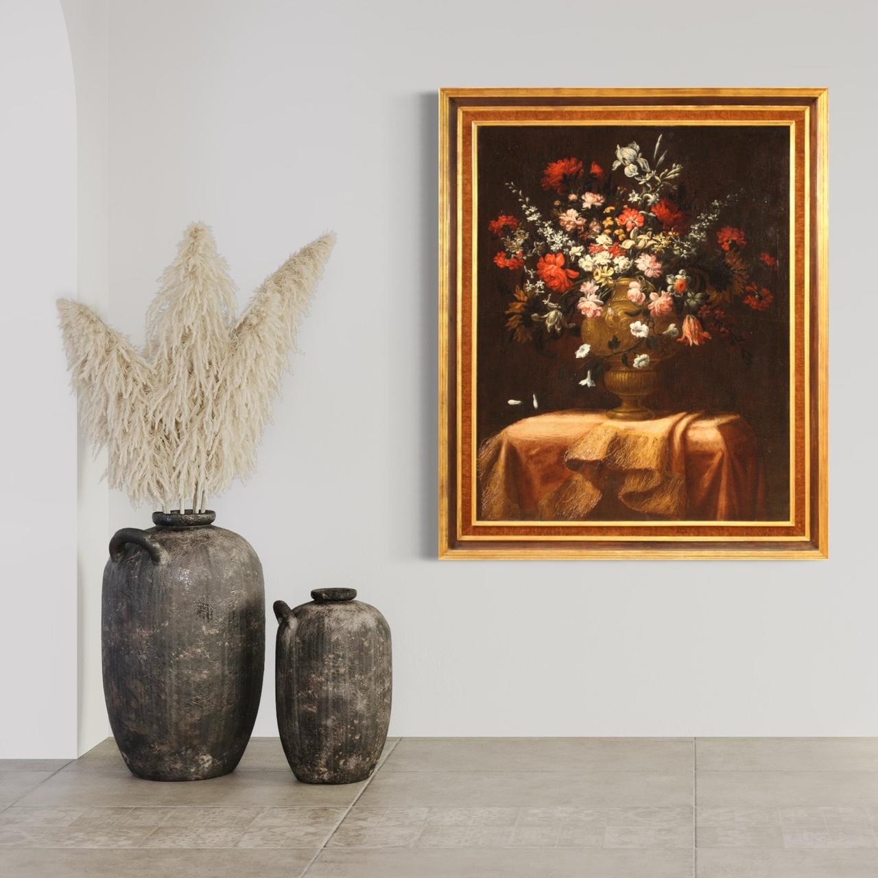 Grande nature morte italienne de la première moitié du XVIIe siècle. Oeuvre d'art à l'huile sur toile représentant un étonnant vase avec des fleurs d'une excellente qualité picturale. Tableau d'une taille et d'une qualité exceptionnelles, orné d'un
