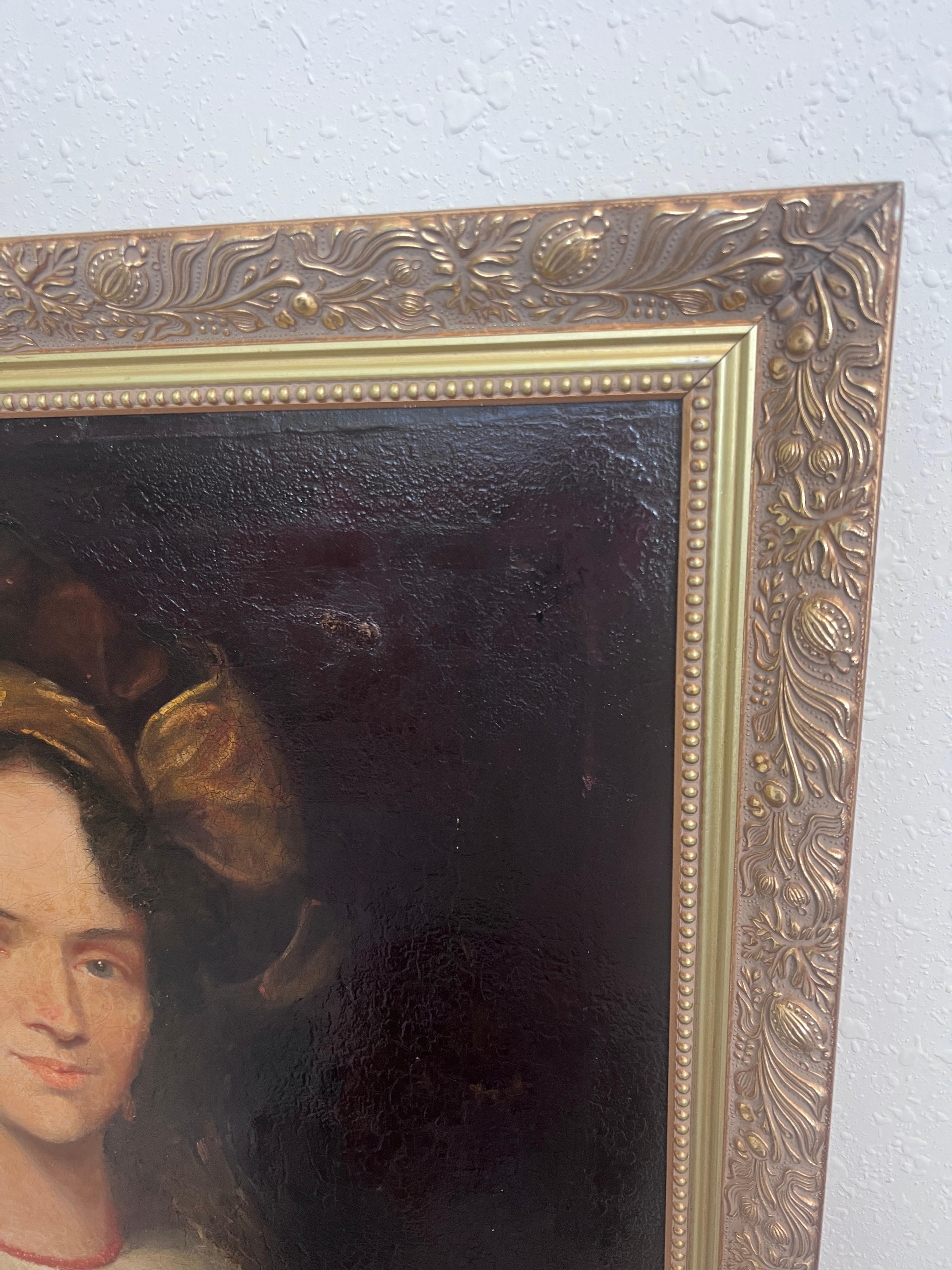 Questo squisito dipinto a olio della English School cattura l'eleganza composta di una giovane donna dei primi anni del XIX secolo, vestita con un abito bordeaux dai colori intensi e ornato da un colletto di pizzo finemente dettagliato. I suoi