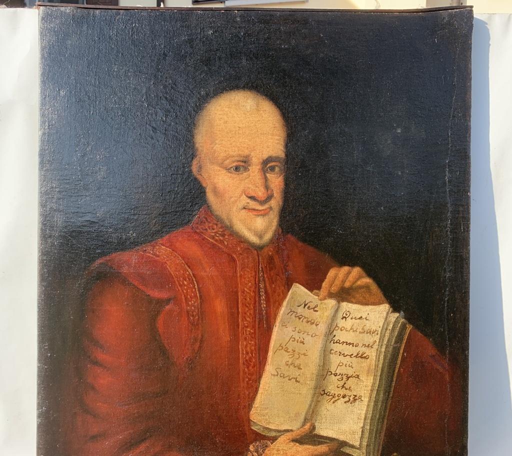 Pintor italiano (siglo XVIII) - Retrato de un caballero con un aforismo.

92 x 68 cm.

Óleo sobre lienzo, sin enmarcar.

- Escrito en el libro: 