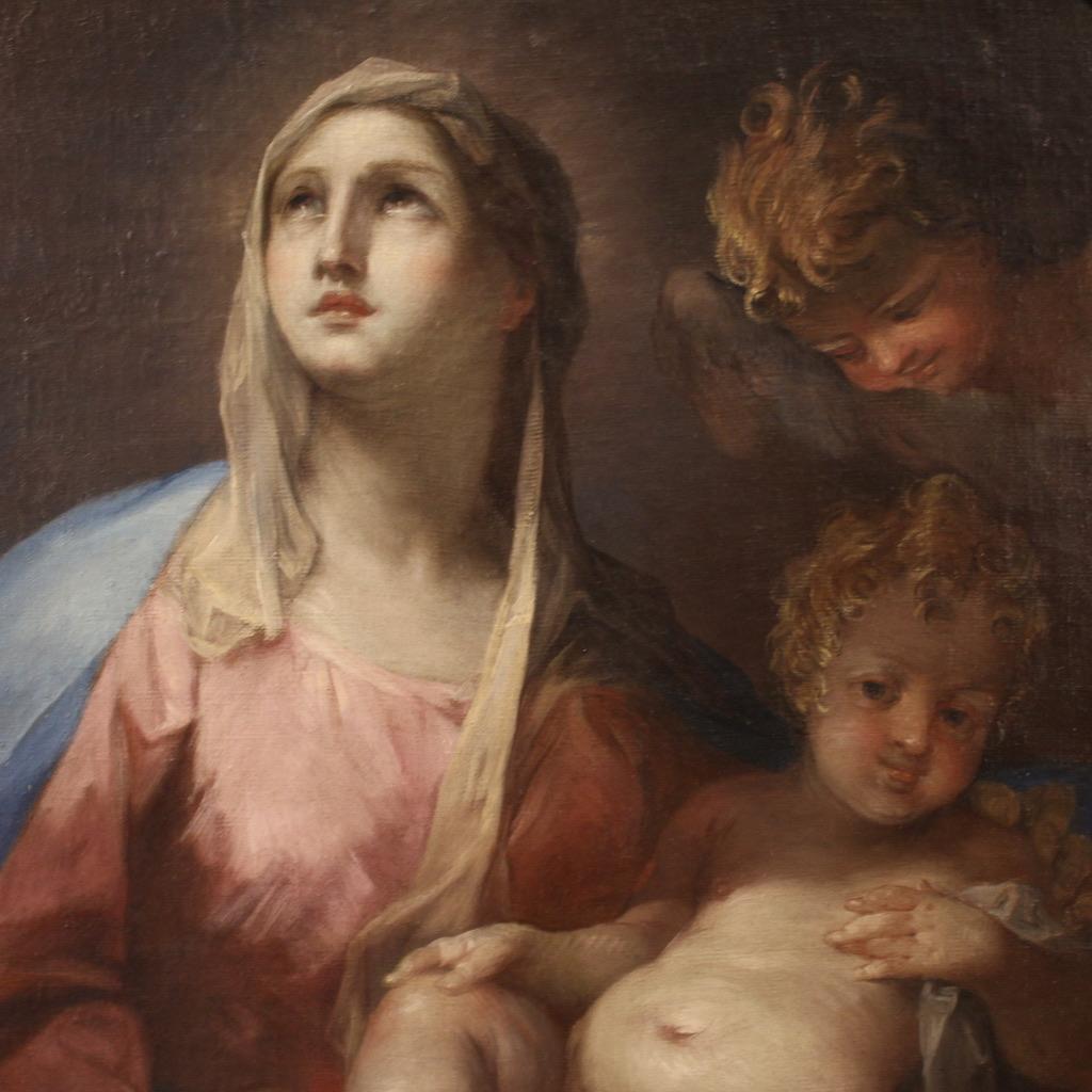 Ein raffiniertes italienisches Gemälde aus dem 18. Jahrhundert. Dieses Kunstwerk in Öl auf Leinwand zeigt eine prächtige Madonna mit Kind und Putte, die mit exquisiter Kunstfertigkeit hergestellt wurde. Die Komposition stammt stilistisch aus der