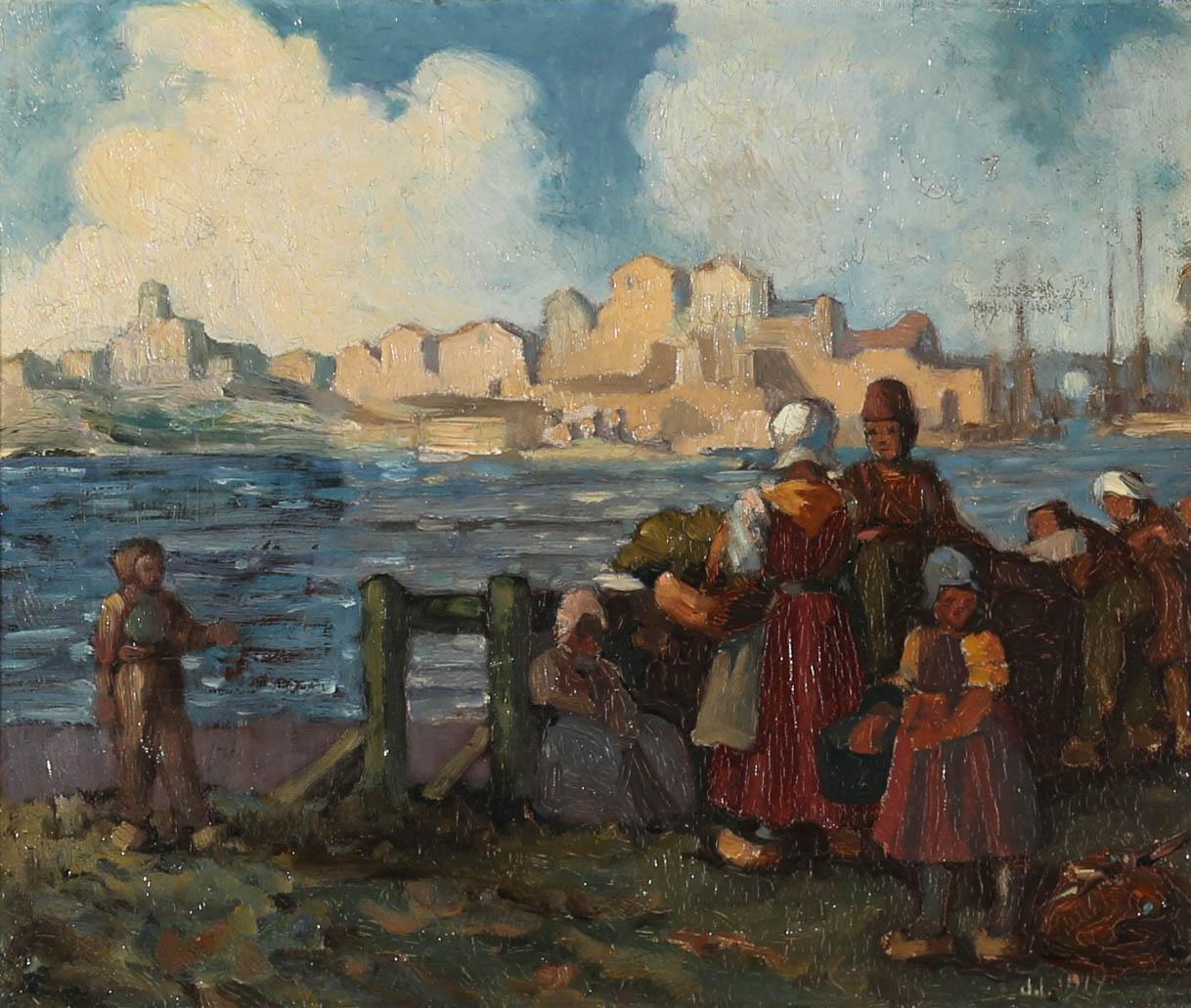 Un'incantevole scena portuale olandese dei primi anni del XX secolo, che mostra un gruppo di donne e bambini che aspettano al bordo di un porto illuminato dal sole il ritorno delle barche da pesca, con una città lontana visibile dall'altra parte