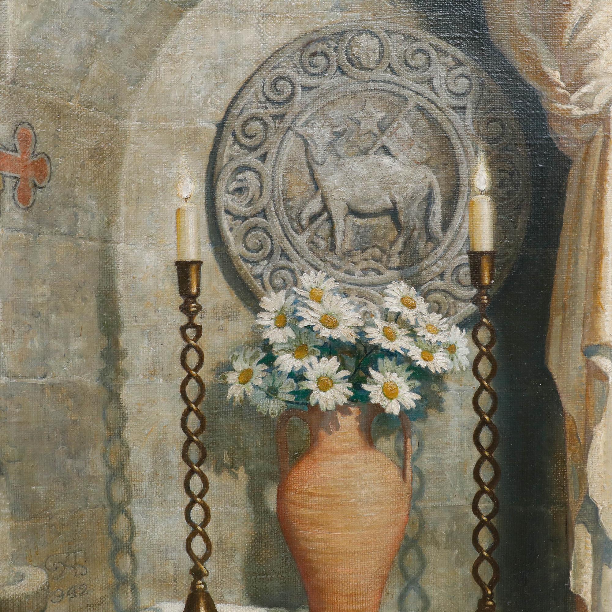 Cette nature morte représente un vase en terre cuite rempli de marguerites blanches placé entre deux grands chandeliers en laiton, le tout disposé sur une surface recouverte de tissu blanc. La composition s'inscrit dans le cadre d'une arcade en
