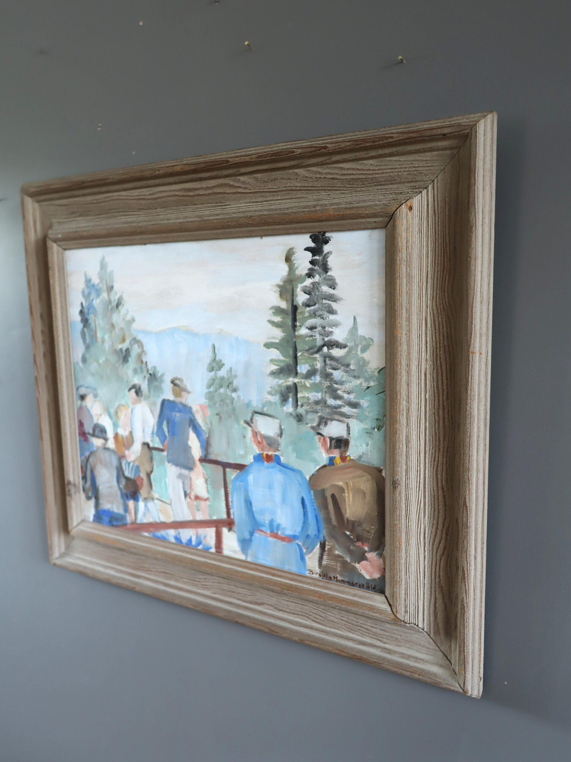 DER ÜBERBLICK
Größe: 48 x 55 cm (einschließlich Rahmen)
Öl auf Karton

Ein Gemälde aus der Mitte des Jahrhunderts, das eine Gruppe von Ausflüglern zeigt, die sich an einem Aussichtspunkt versammelt haben und auf eine dunstige Bergkette blicken, die