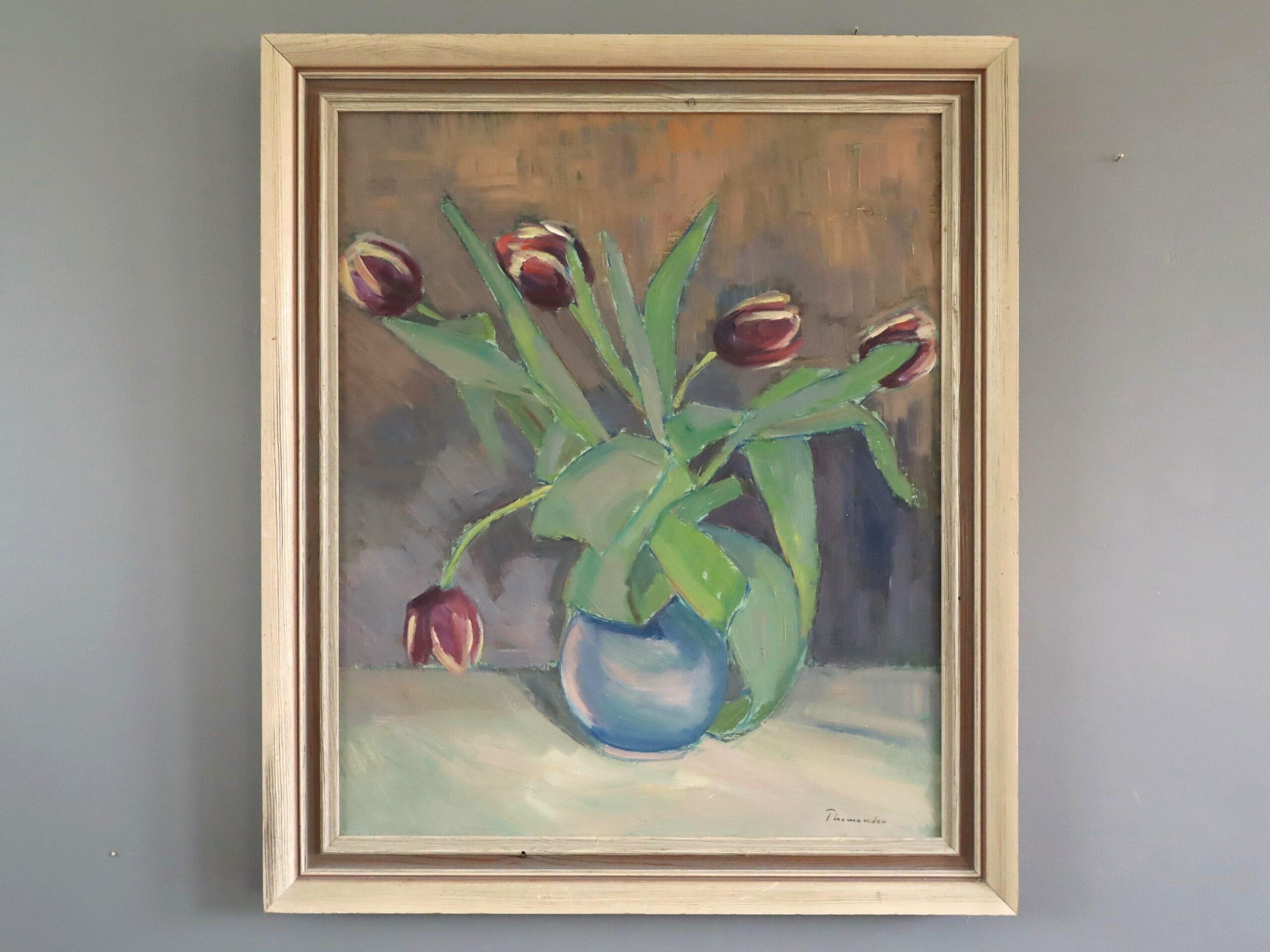 1947 Nature morte suédoise moderne du milieu du siècle - Tulipes dans un vase bleu - Painting de Unknown