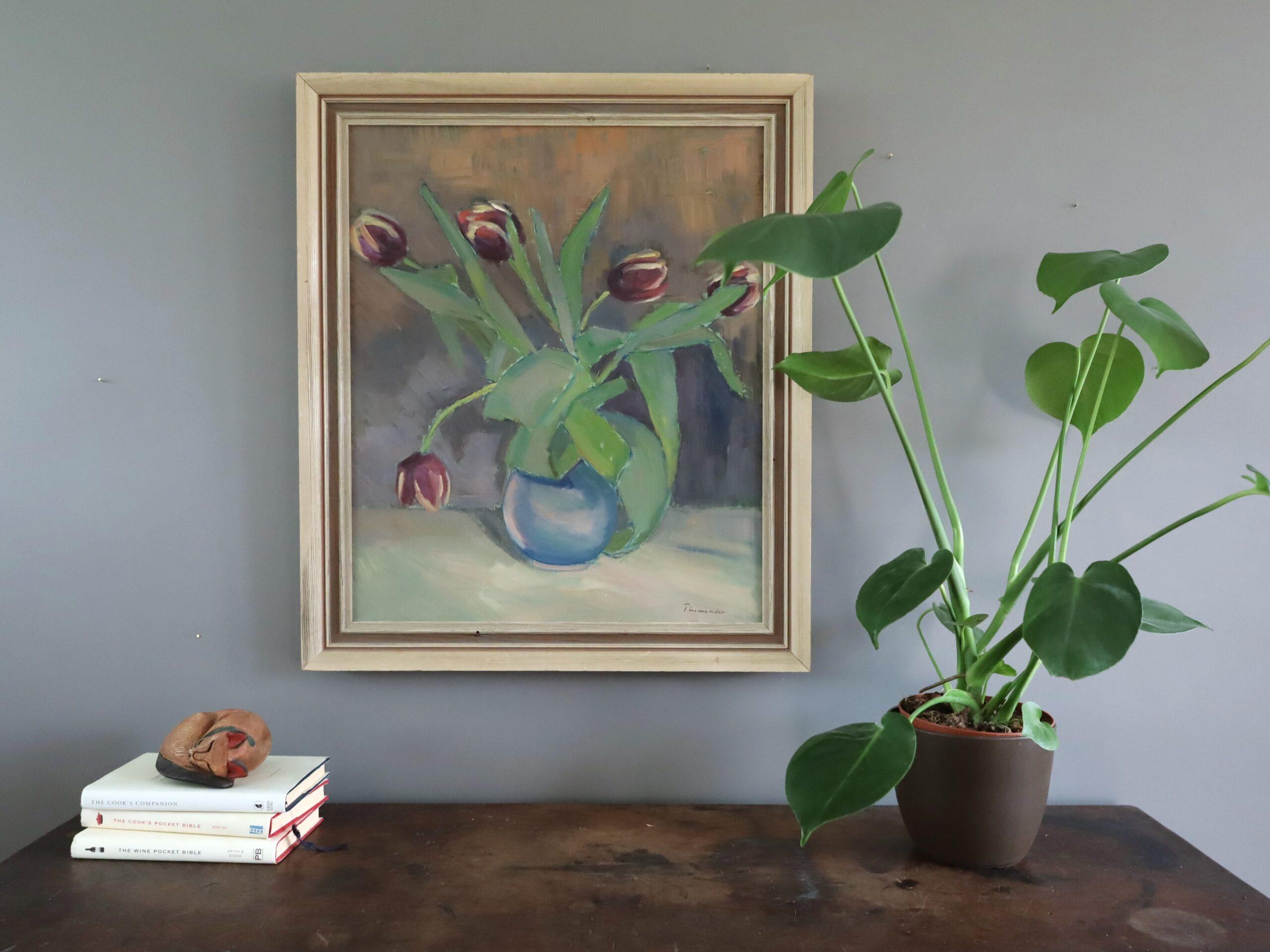 1947 Nature morte suédoise moderne du milieu du siècle - Tulipes dans un vase bleu - Moderne Painting par Unknown