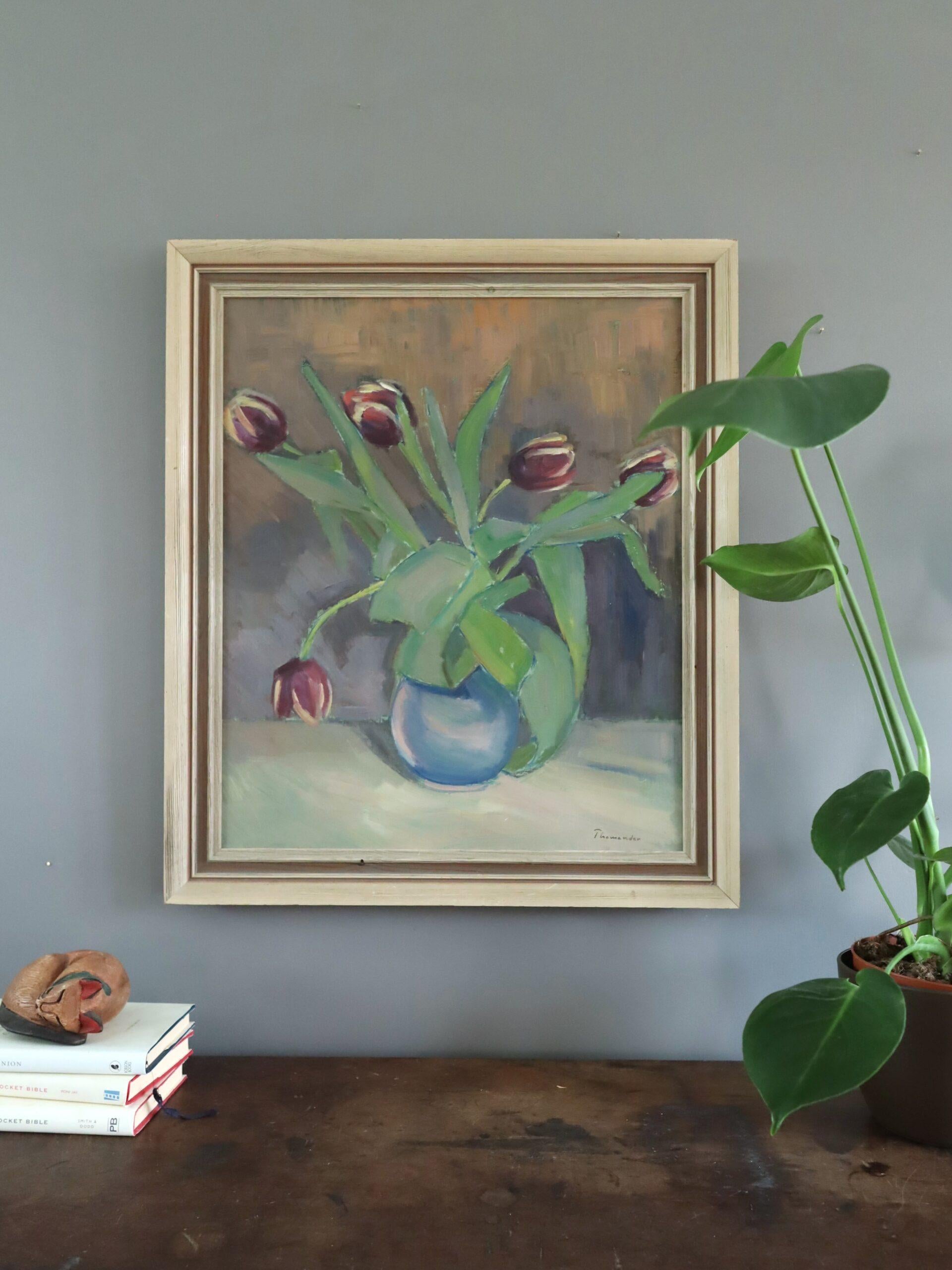 1947 Nature morte suédoise moderne du milieu du siècle - Tulipes dans un vase bleu - Gris Still-Life Painting par Unknown