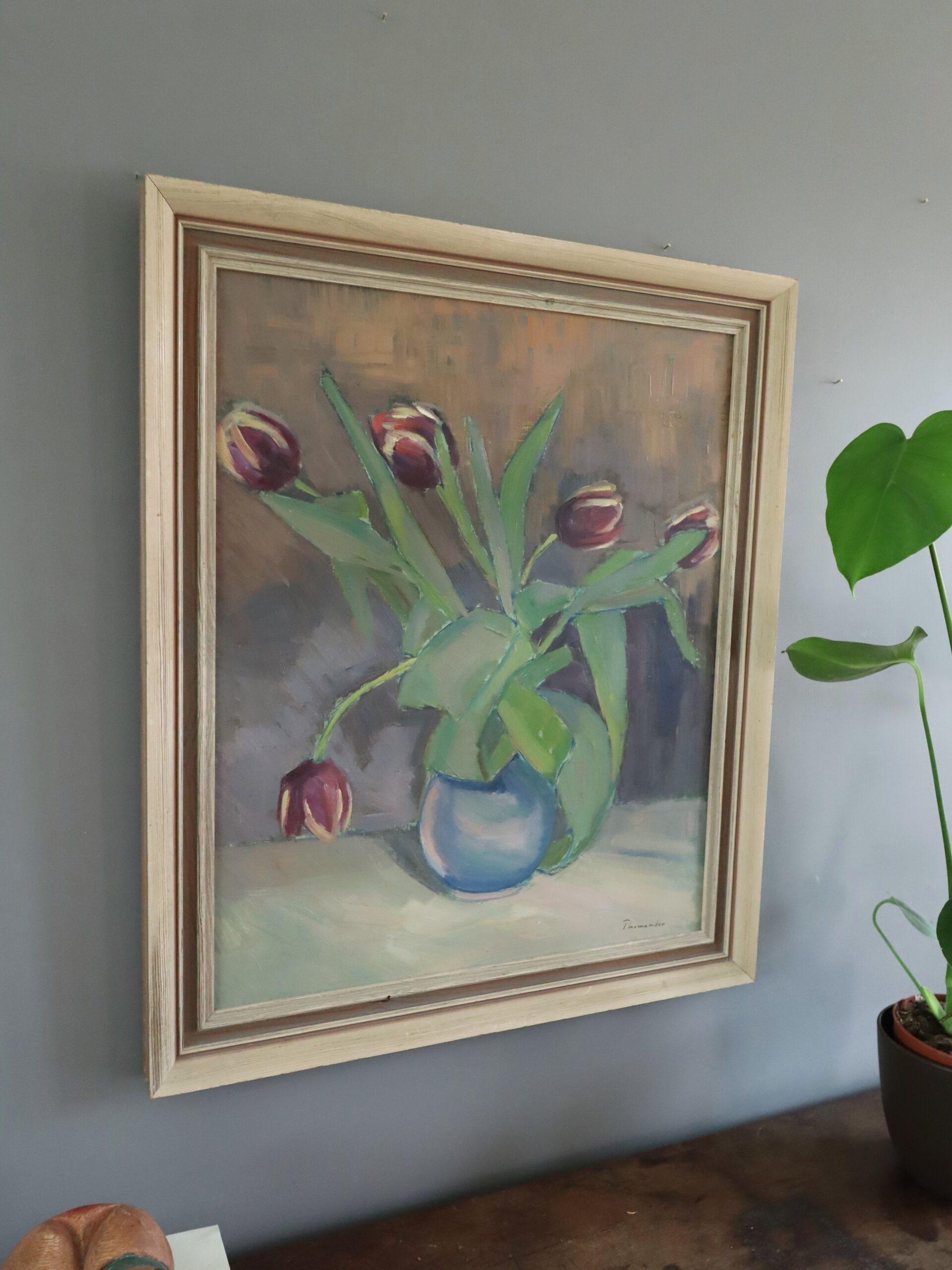 TULIPES DANS UN VASE BLEU
Taille : 64 x 54,5 cm (cadre compris)
Huile sur carton

Une composition de nature morte florale très bien exécutée, peinte à l'huile sur carton et datée de 1947 au verso.

Cette peinture est une nature morte représentant un