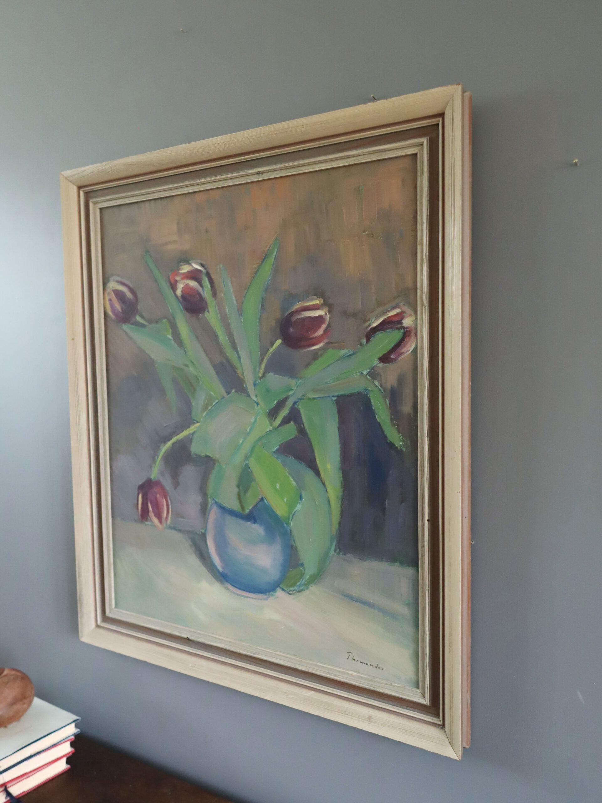 1947 Nature morte suédoise moderne du milieu du siècle - Tulipes dans un vase bleu en vente 1