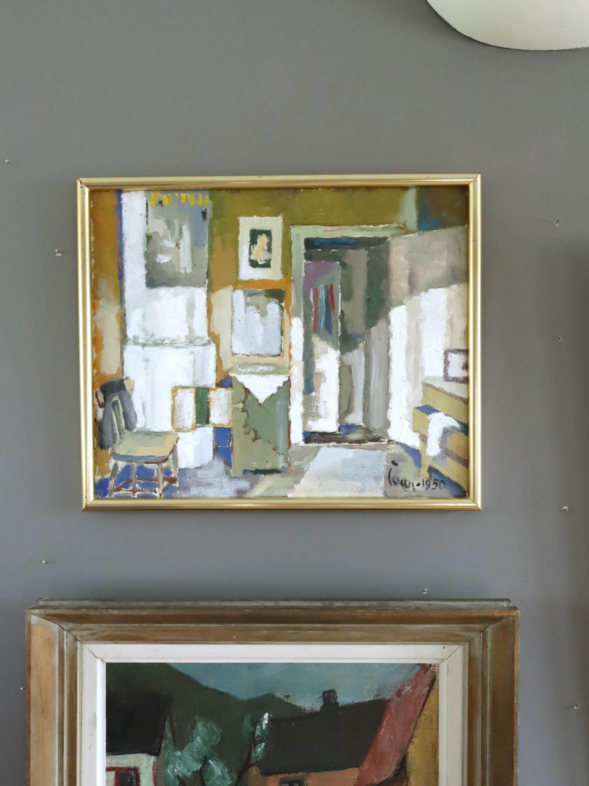 ROOMS ILLUMINATA DAL SOLE
Dimensioni: 40 x 48 cm (cornice inclusa)
Olio su tavola

Un dipinto modernista di metà secolo raffigurante una scena d'interni che cattura la tranquilla intimità di uno spazio domestico reso attraverso un obiettivo sobrio