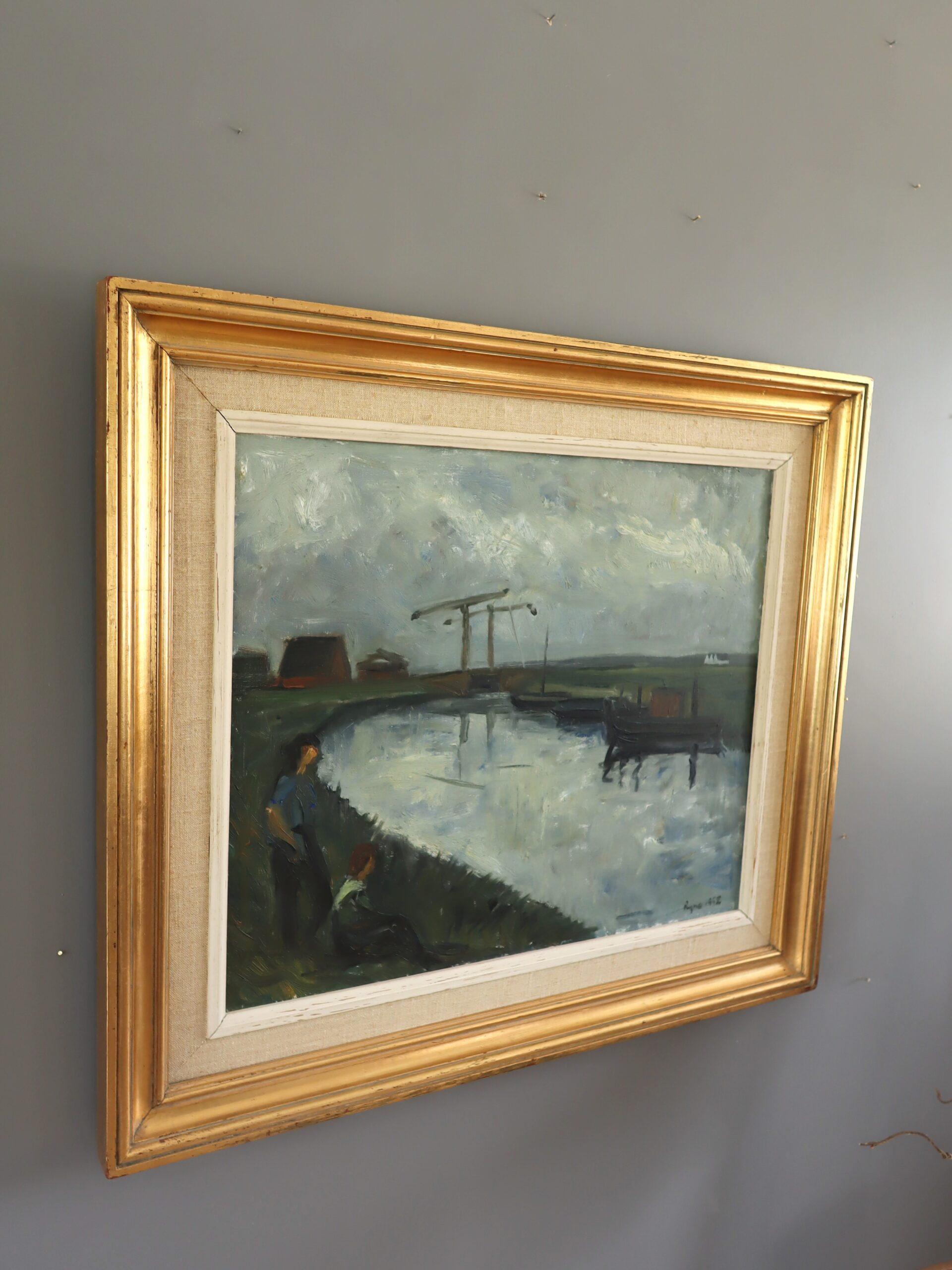 1952 Pittura ad olio di paesaggio svedese della metà del secolo scorso - Sulla riva dell'acqua - Landscape Painting Beige di Unknown