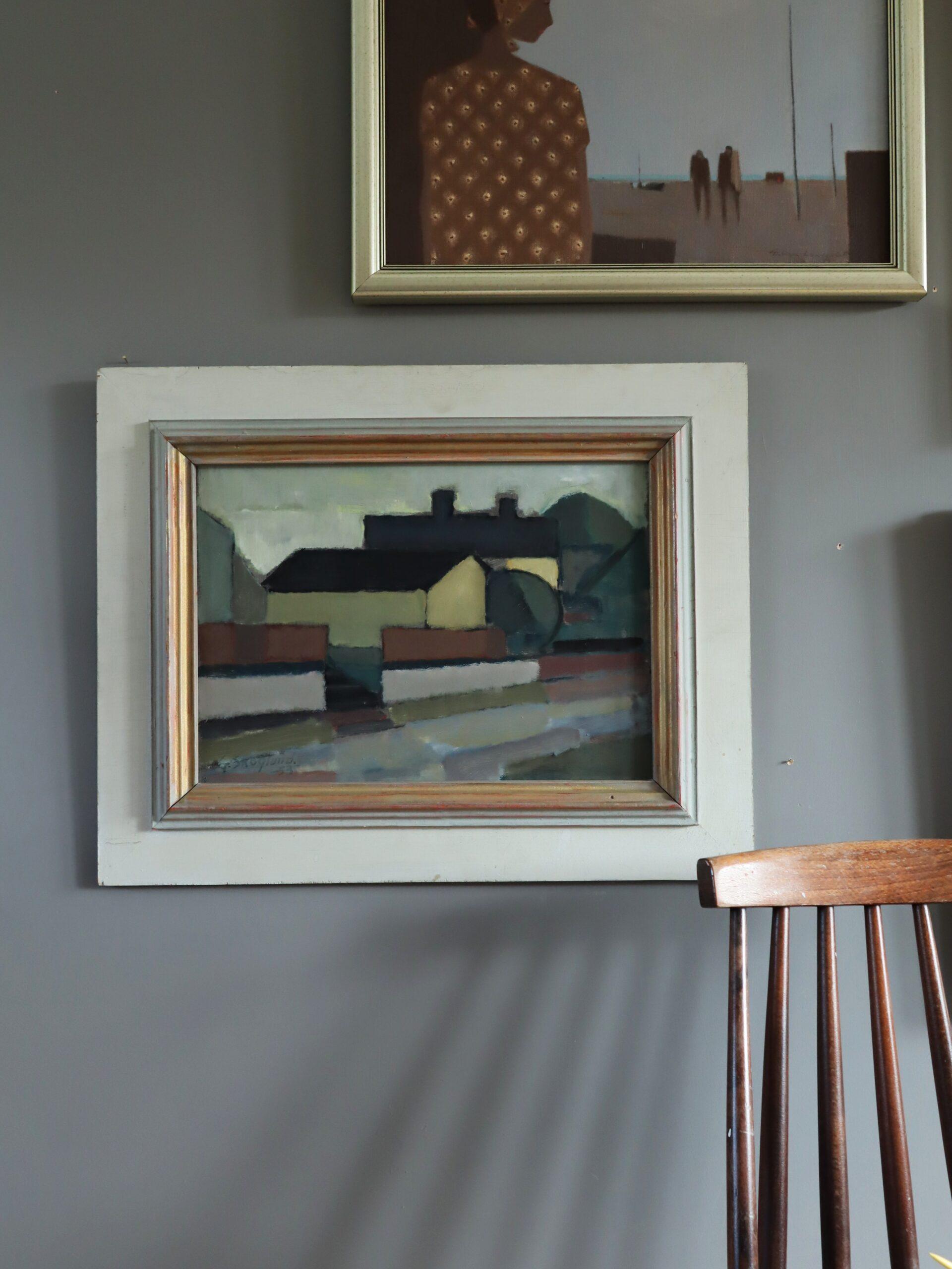 RUE SILENCIEUSE
Taille : 46 x 58 cm (cadre compris)
Huile sur carton

Un paysage de rue géométrique abstrait du milieu du siècle, brillamment exécuté, qui capture un quartier tranquille, exécuté à l'huile sur carton et daté de 1953.

Des formes