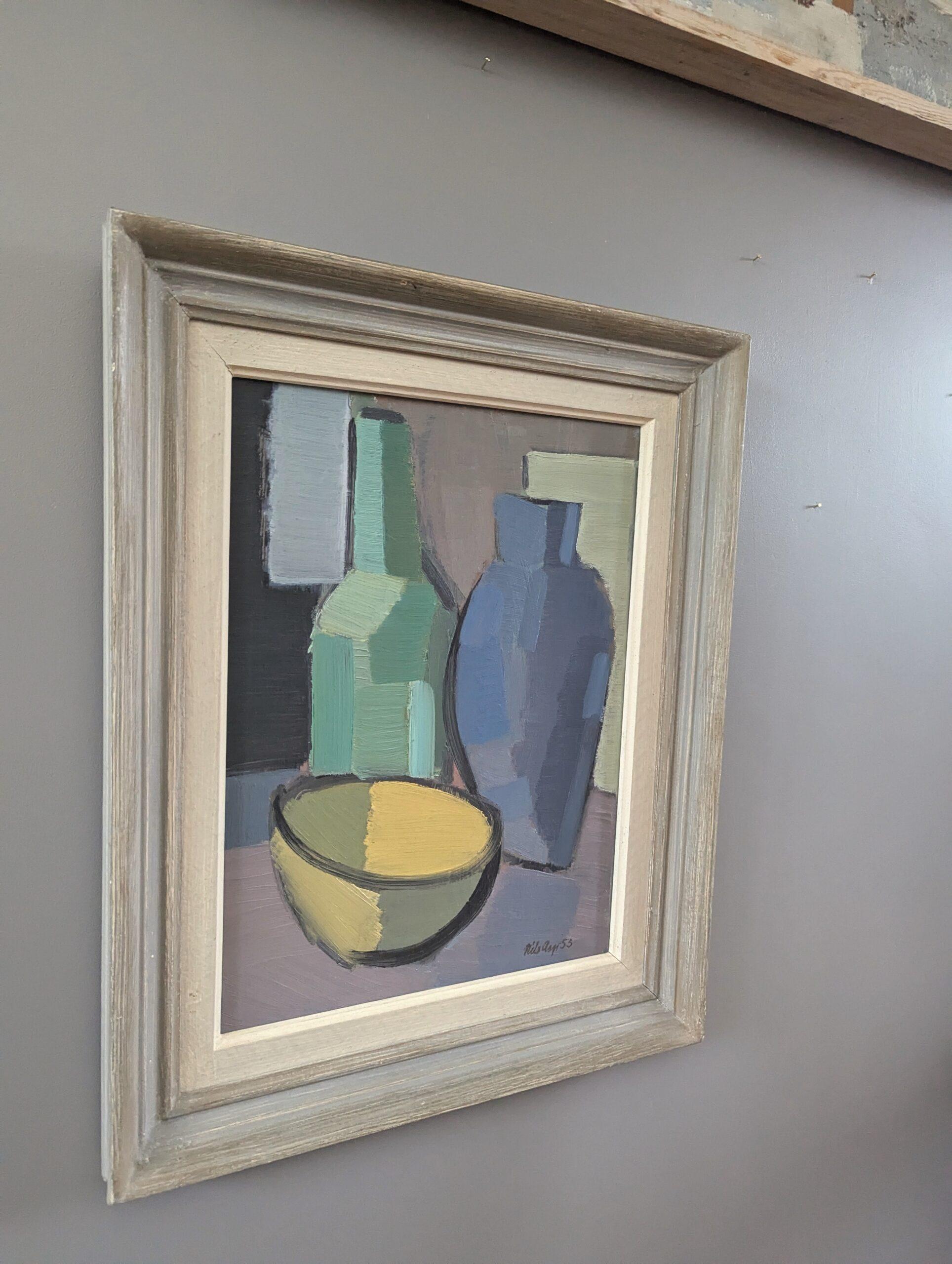 VASI E CIOTOLE
Dimensioni: 52,5 x 42,5 cm (cornice inclusa)
Olio su tavola

Un'impressionante composizione di vita davanzale in stile modernista della metà del secolo, eseguita a olio su tavola e datata 1953.

Il soggetto è costituito da una