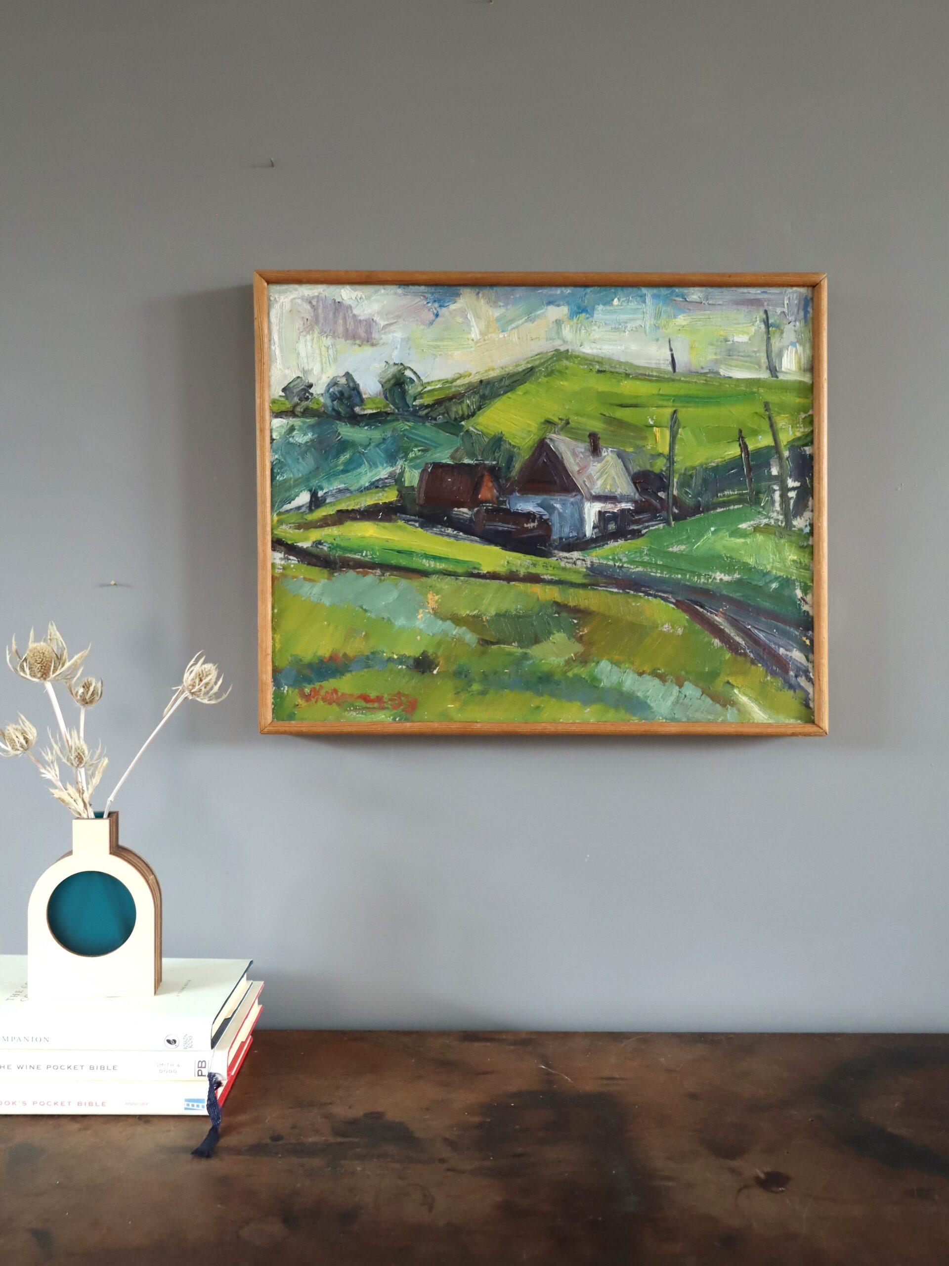 1953 Paesaggio svedese espressivo dipinto ad olio - Cottage tra le colline verdi - Painting Moderno di Unknown