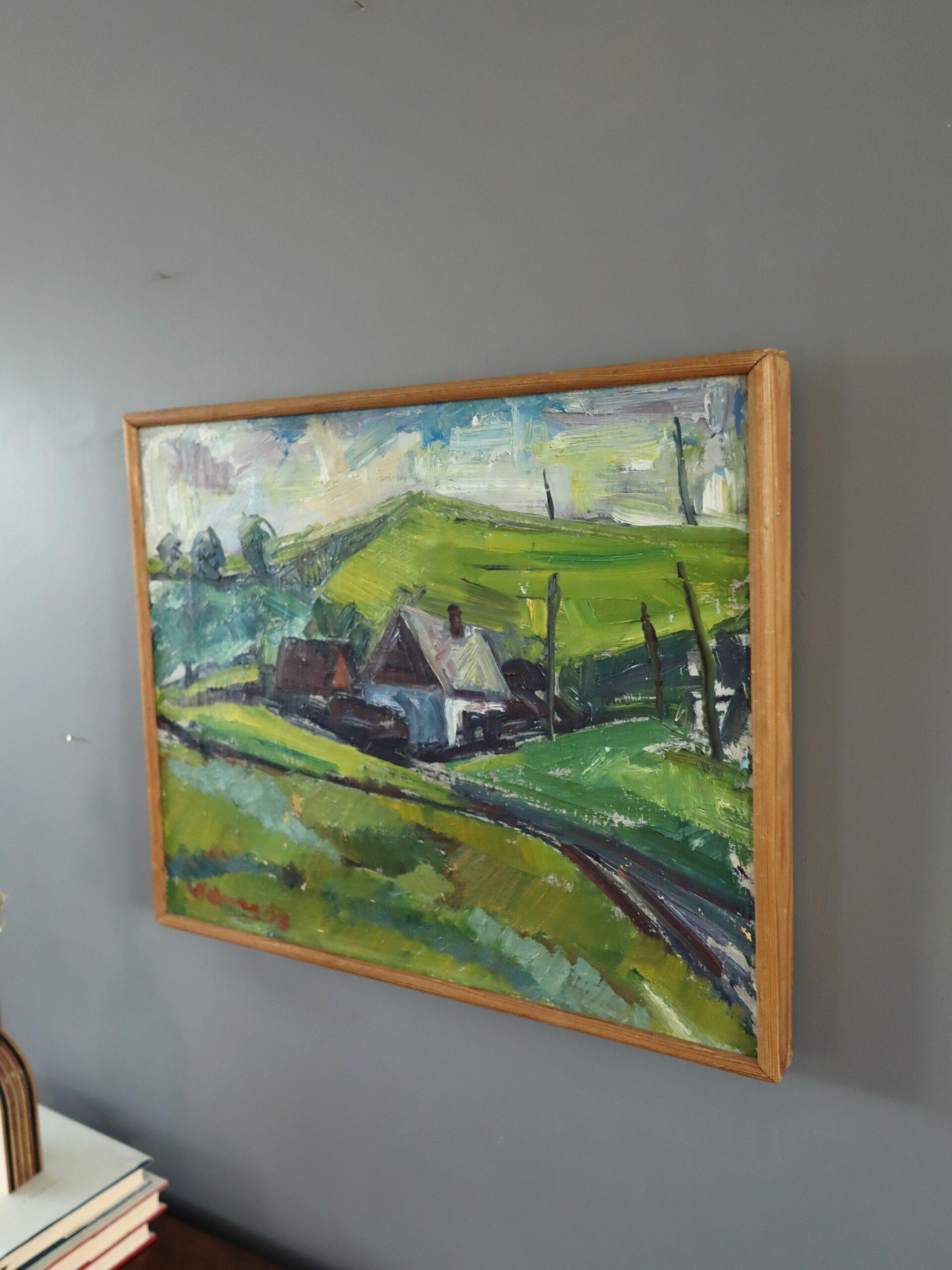 COTTAGE TRA LE VERDI COLLINE
Dimensioni: 34,5 x 43 cm (cornice inclusa)
Olio su tela

Un espressivo e dinamico dipinto paesaggistico di metà secolo con case immerse in verdi colline, realizzato a olio su tela e datato 1953.
Al centro,  una casa