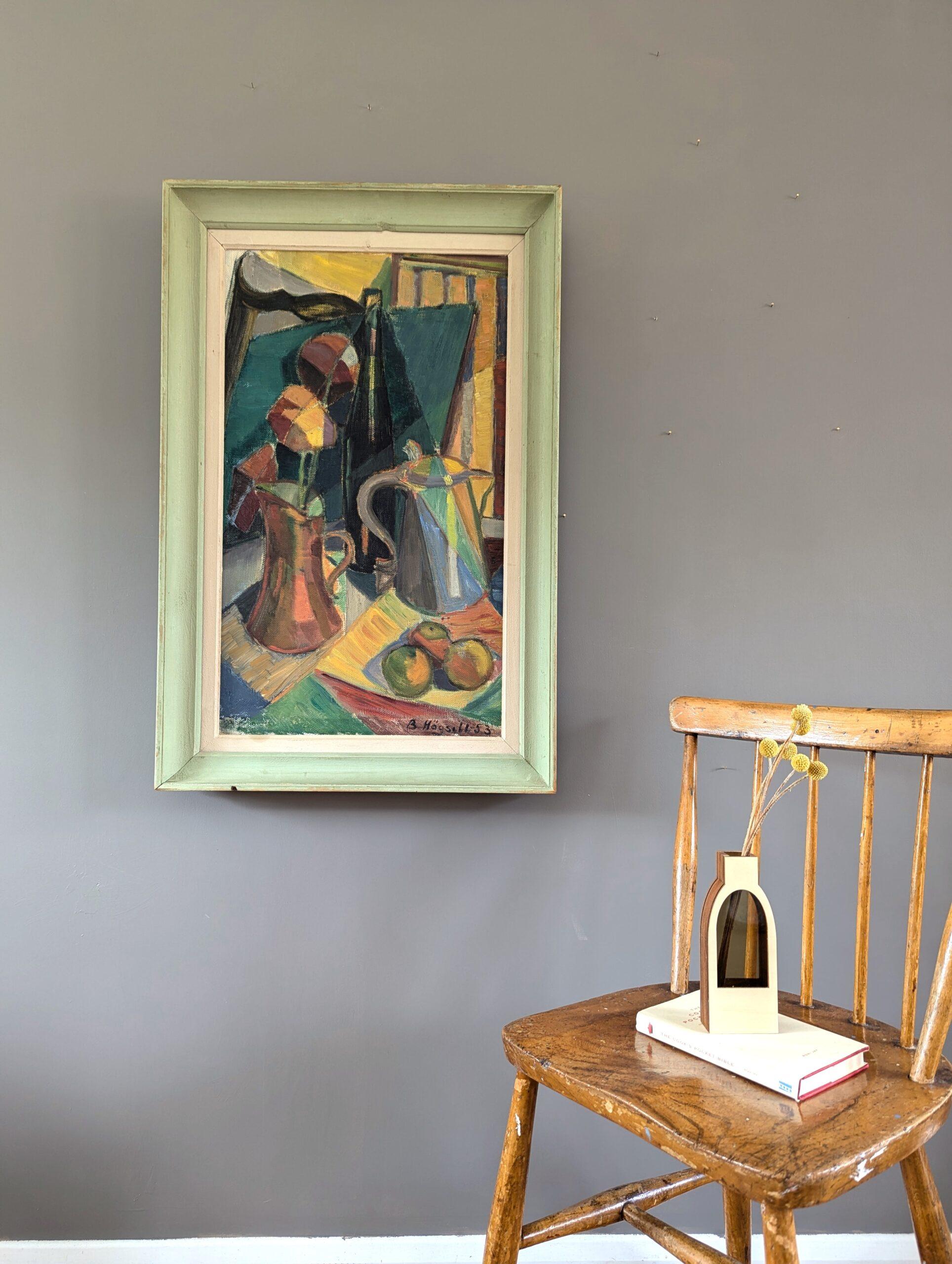 FRUTTA E CARAFFE
Olio su tela
Dimensioni: 81 x 53 cm (cornice inclusa)

Una vivace e brillante composizione di natura morta in stile modernista di metà secolo, dipinta a olio su tela e datata 1953.

La scena presenta un assortimento di oggetti, tra