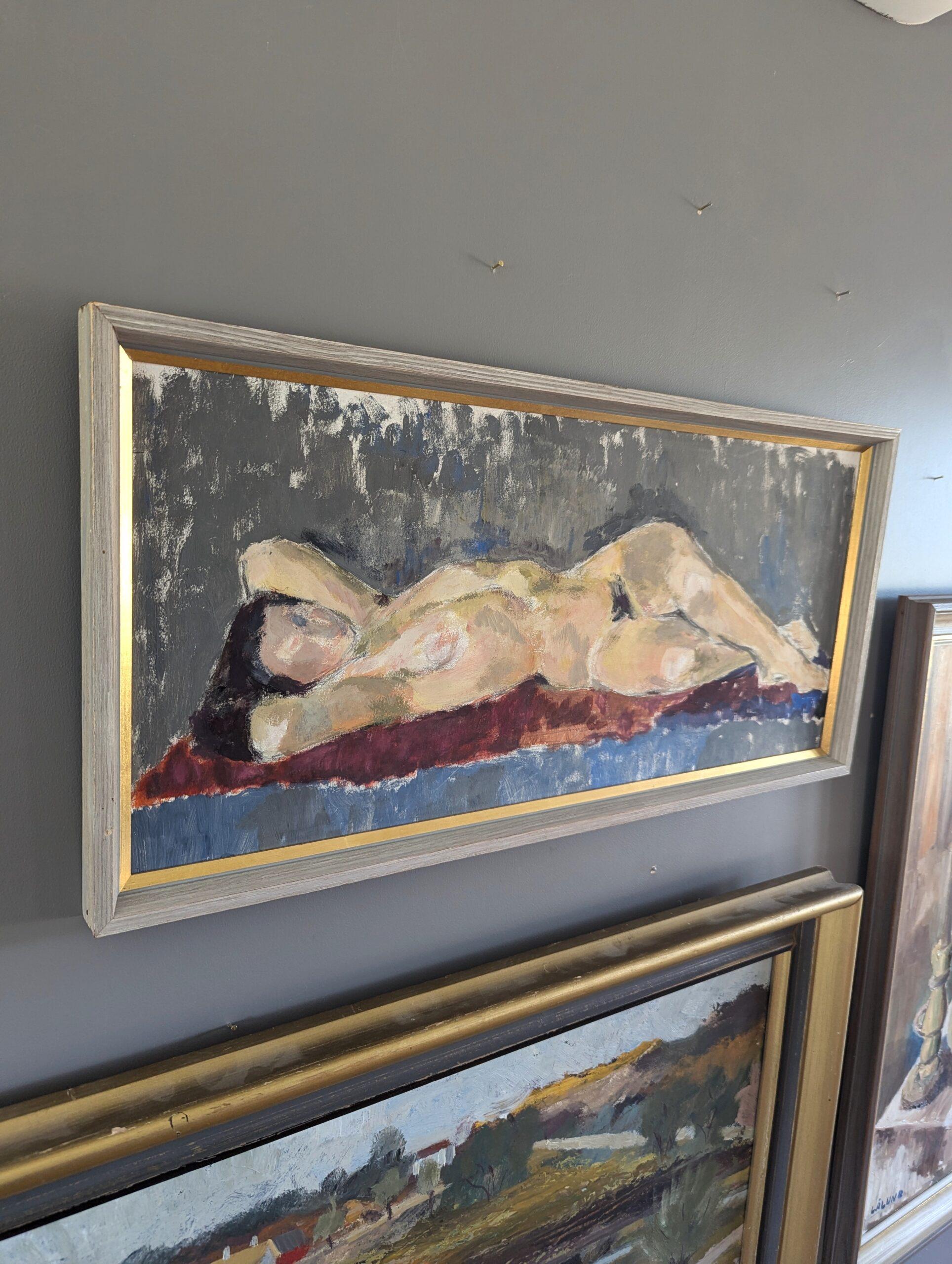 REPOSO TRANQUILO
Tamaño: 29 x 60,5 cm (incluido el marco)
Óleo sobre tabla

Una composición figurativa modernista de mediados de siglo, brillantemente ejecutada y emotiva, que presenta una figura desnuda reclinada descansando sobre una rica tela de