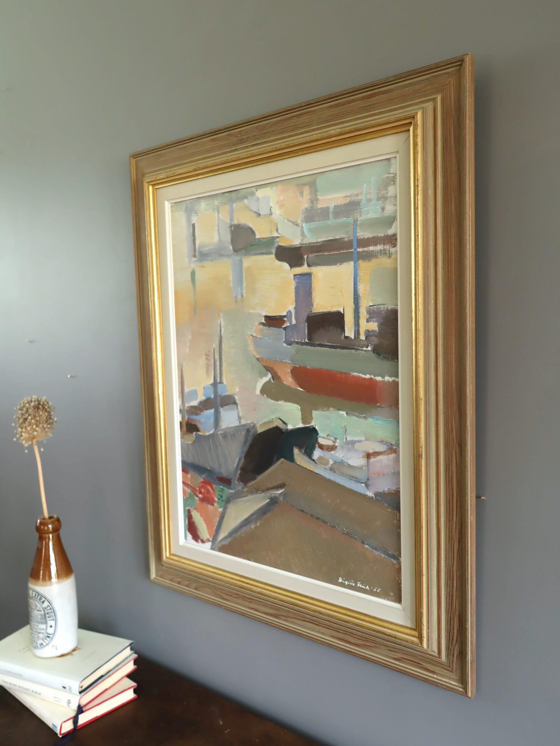 ABENDHAFEN
Größe: 68 x 54 cm (einschließlich Rahmen)
Öl auf Leinwand

Ein halbabstraktes Gemälde aus der Mitte des Jahrhunderts, das eine ruhige Hafenszene mit vertäuten Booten und sanft wechselnden Reflexionen von Wasser und Himmel zeigt. Es ist in