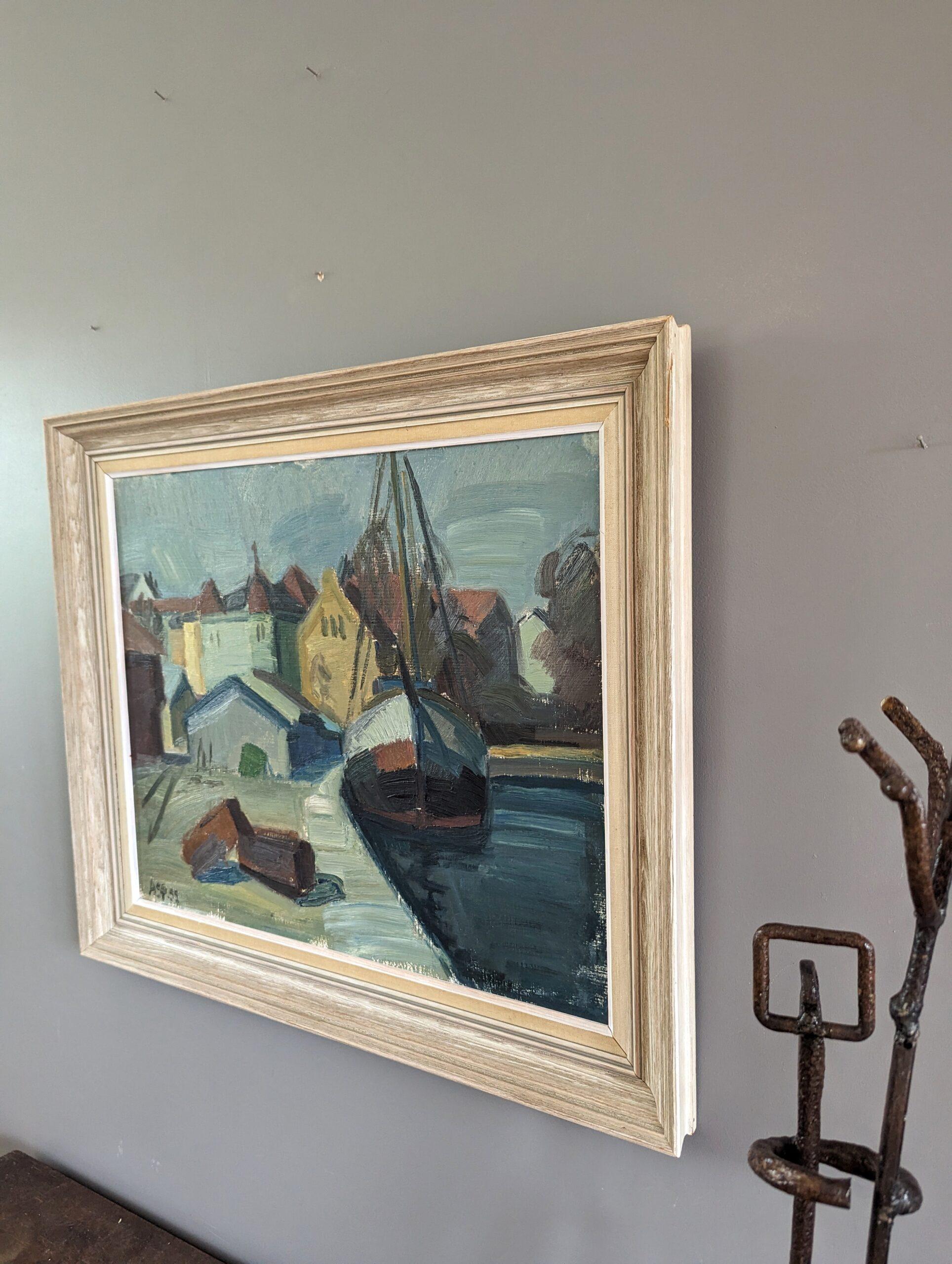 CASAS JUNTO AL PUERTO
Tamaño: 47,5 x 56 cm (incluido el marco)
Óleo sobre tabla

Una cautivadora composición con una vista de un puerto con una energía expresiva y dinámica, realizada en óleo sobre tabla y fechada en 1955.

El cuadro presenta un