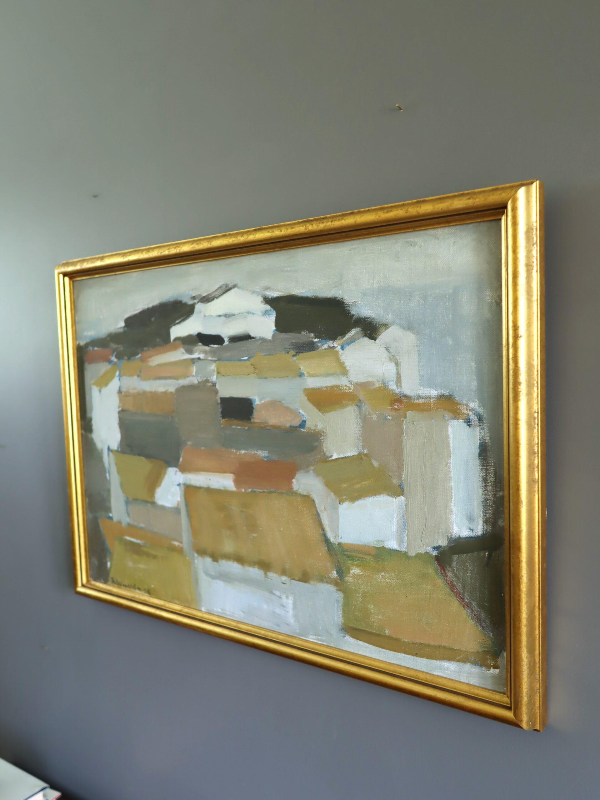 STADT CADAQUES
Größe: 43 x 59 cm (einschließlich Rahmen)
Öl auf Karton

Ein modernistisches Gemälde aus der Mitte des Jahrhunderts, das eine auffallend abstrahierte Ansicht der Küstenstadt Cadaqués in Spanien zeigt. Es wurde in Öl auf Karton gemalt