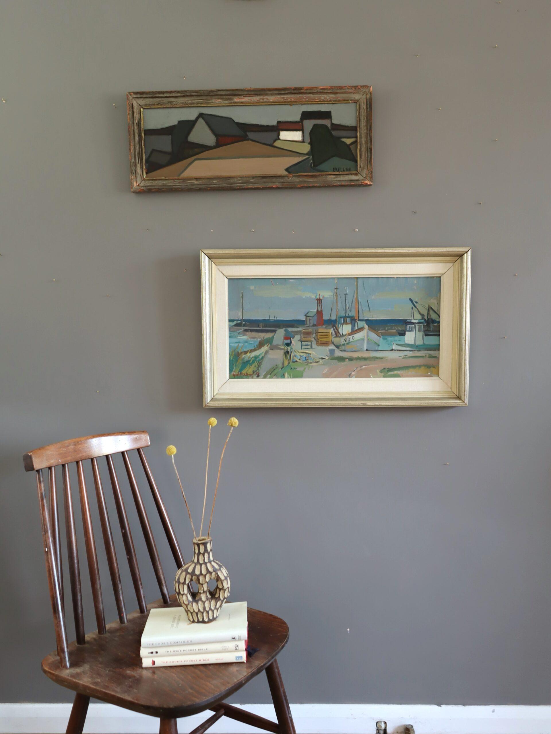 Pittura ad olio del 1956 con paesaggio costiero svedese di metà secolo moderno - Luce del porto - Painting Moderno di Unknown