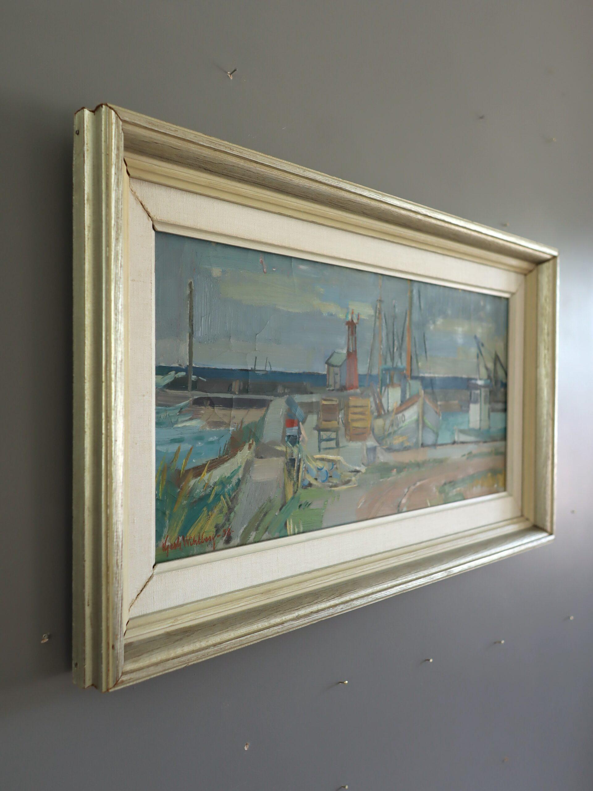 Pittura ad olio del 1956 con paesaggio costiero svedese di metà secolo moderno - Luce del porto - Landscape Painting Grigio di Unknown