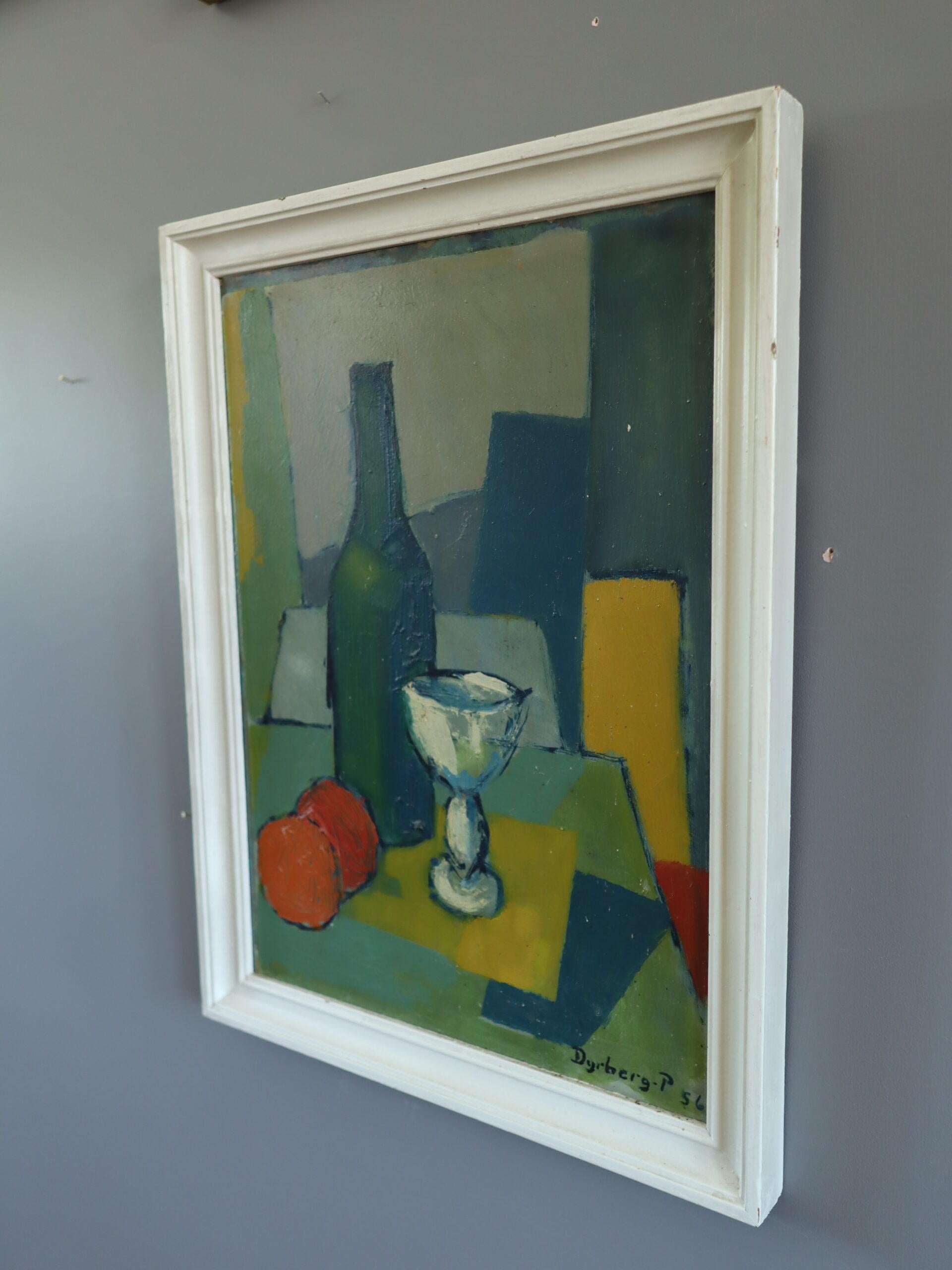 NATURA MORTA CON CALICE
Dimensioni: 46 x 34,5 cm (cornice inclusa)
Olio su tavola

Un'impressionante composizione di natura morta modernista della metà del secolo, eseguita a olio su tavola e datata 1956.

Al centro dell'opera ci sono una bottiglia