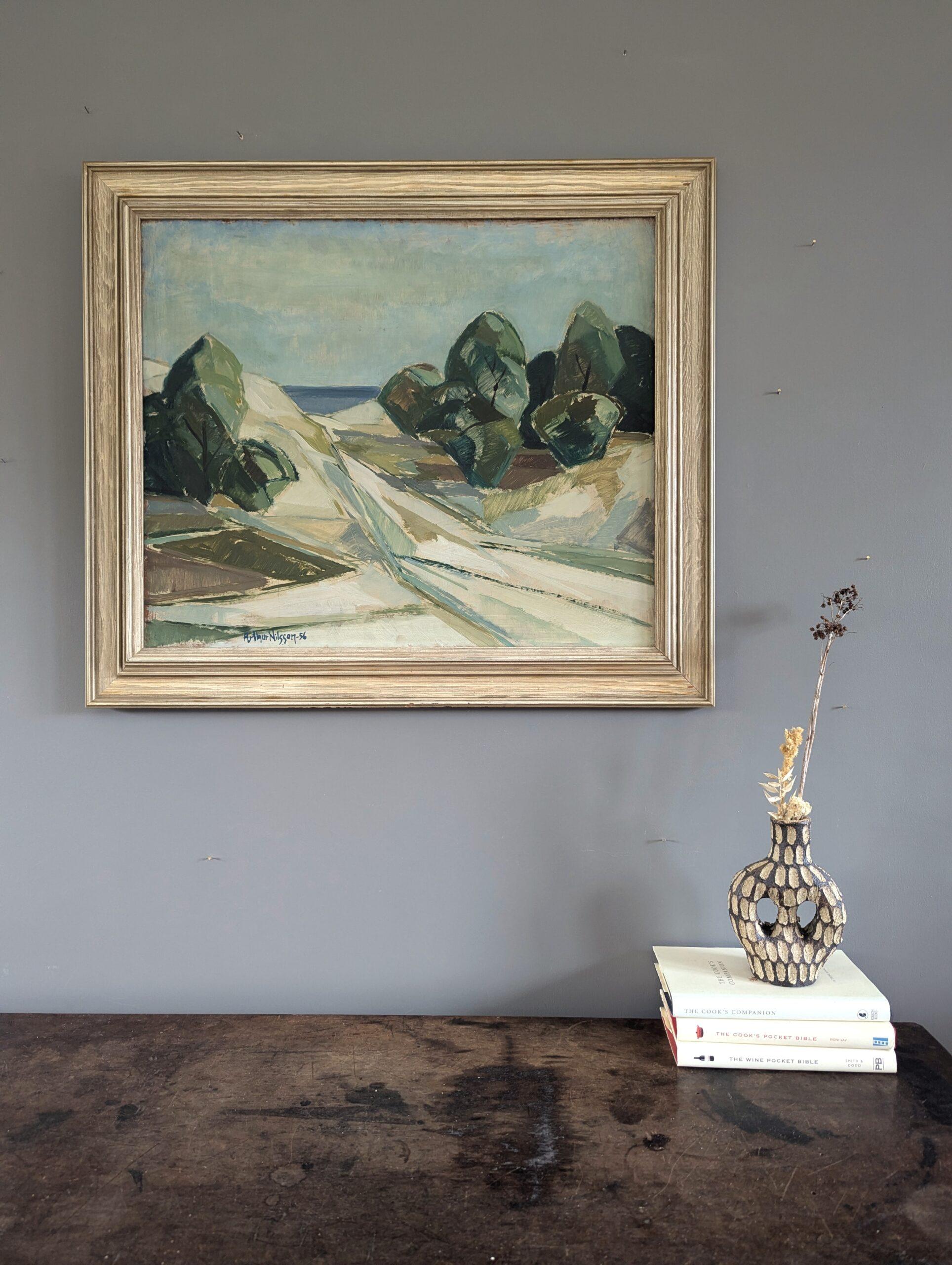 LE CHEMIN SINUEUX
Dimensions : 58 x 67 cm (cadre compris)
Huile sur carton

Une peinture de paysage de style moderniste du milieu du siècle, brillamment exécutée à l'huile sur panneau et datée de 1956.

La composition présente une représentation