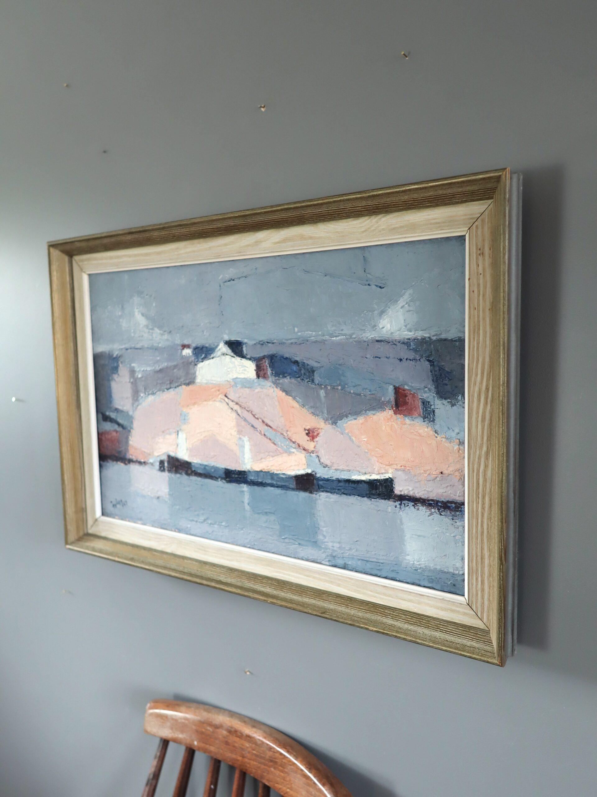 DORF AUF DER ANDEREN SEITE DES WASSERS
Öl auf Karton
Größe: 40,5 x 59 cm (einschließlich Rahmen)

Eine sehr stimmungsvolle Landschaftskomposition aus der Mitte des Jahrhunderts, gemalt in Öl auf Karton und datiert 1957.

Dieses Gemälde zeigt eine