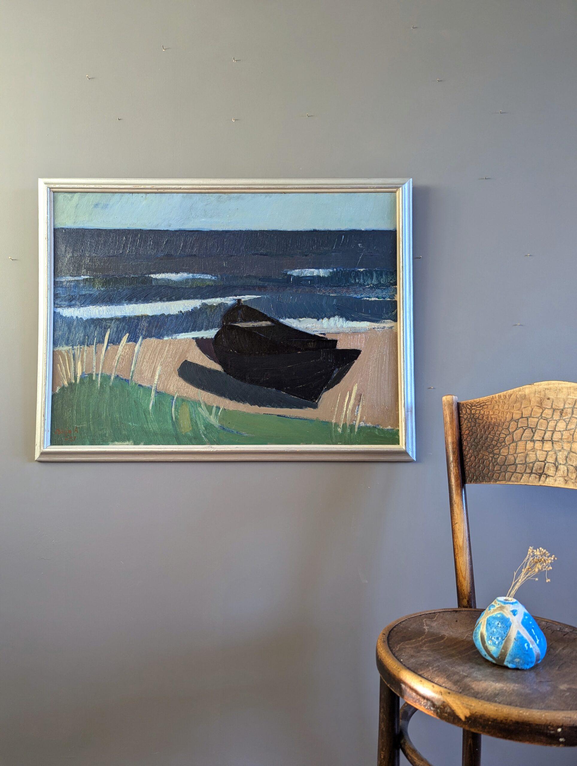 BATEAU NOIR
Huile sur carton
Dimensions : 63 x 83 cm (cadre compris)

Un paysage côtier expressif de style moderniste du milieu du siècle, exécuté à l'huile sur carton et daté de 1957.

La composition présente un bateau noir reposant sur un rivage