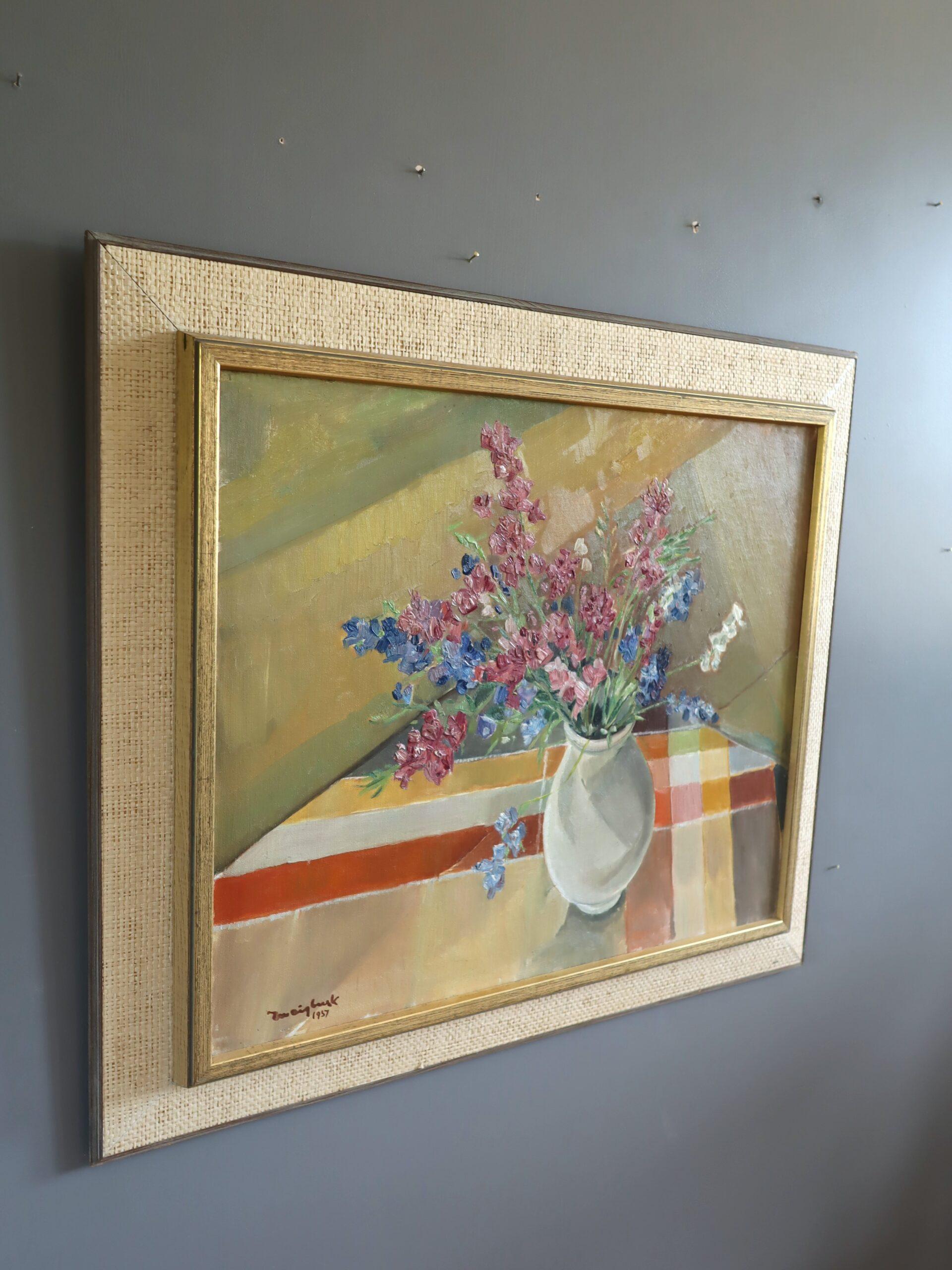 1957 Nature morte à l'huile moderne du milieu du siècle - Bouquet dans la lumière de l'après-midi - Marron Still-Life Painting par Unknown