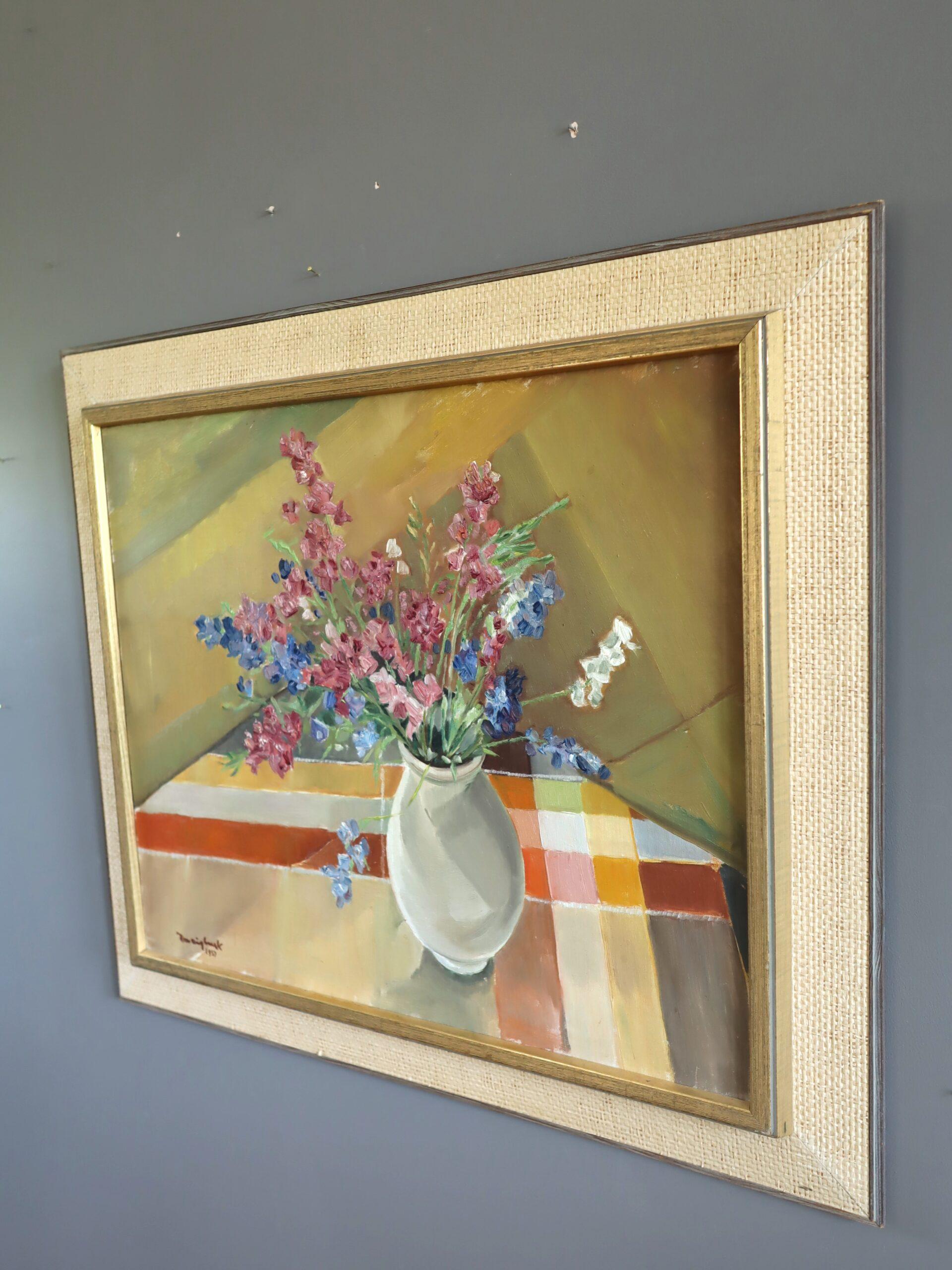 BOUQUET DANS LA LUMIÈRE DE L'APRÈS-MIDI
Dimensions : 60 x 69 cm (cadre compris)
Huile sur toile

Une saisissante nature morte du milieu du siècle qui capture un délicat bouquet de fleurs roses, bleues et blanches disposées dans un vase arrondi en