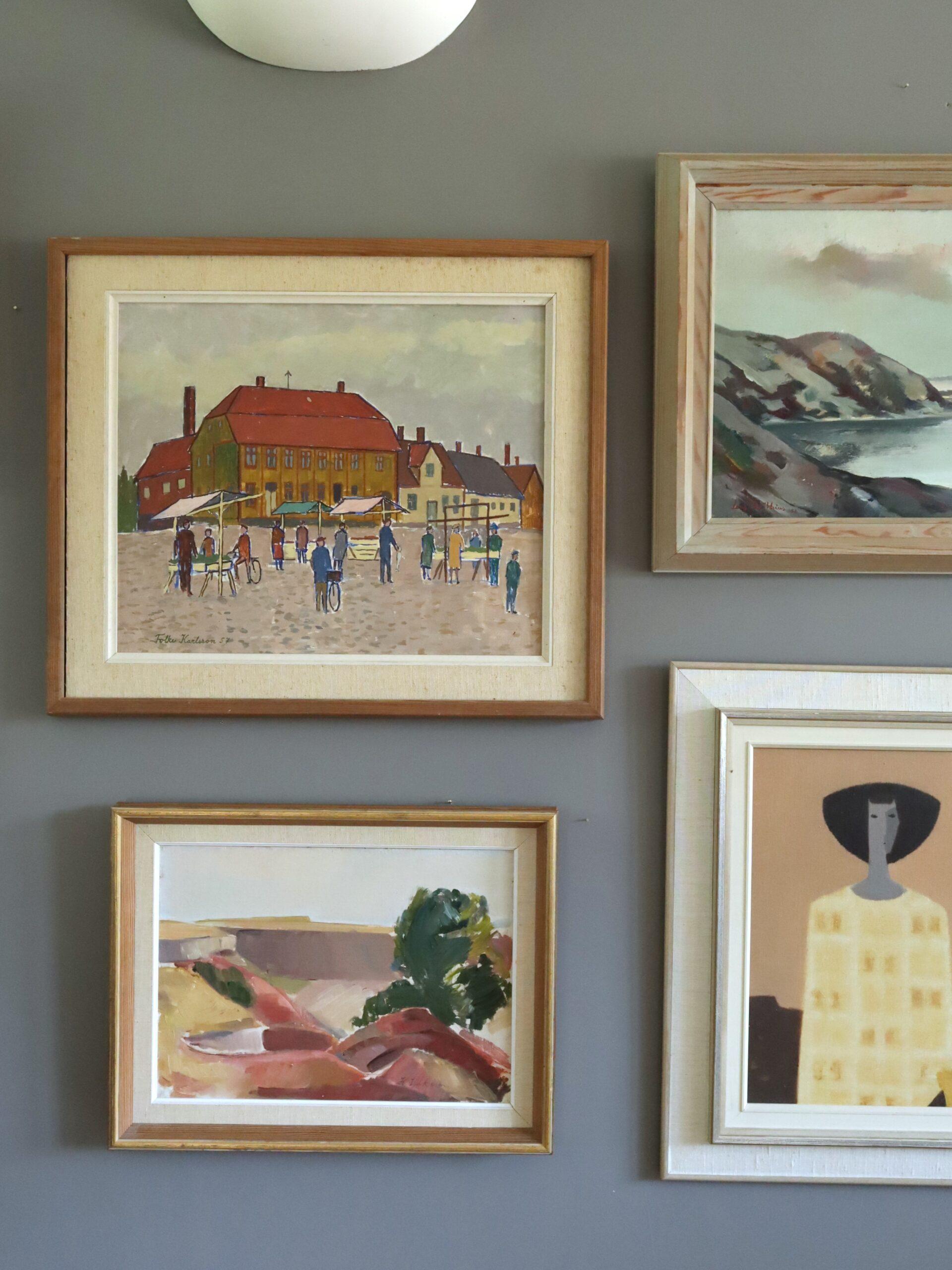 1957 Mid Century Modern Street Scene Ölgemälde - Markttag auf dem Platz (Beige), Landscape Painting, von Unknown