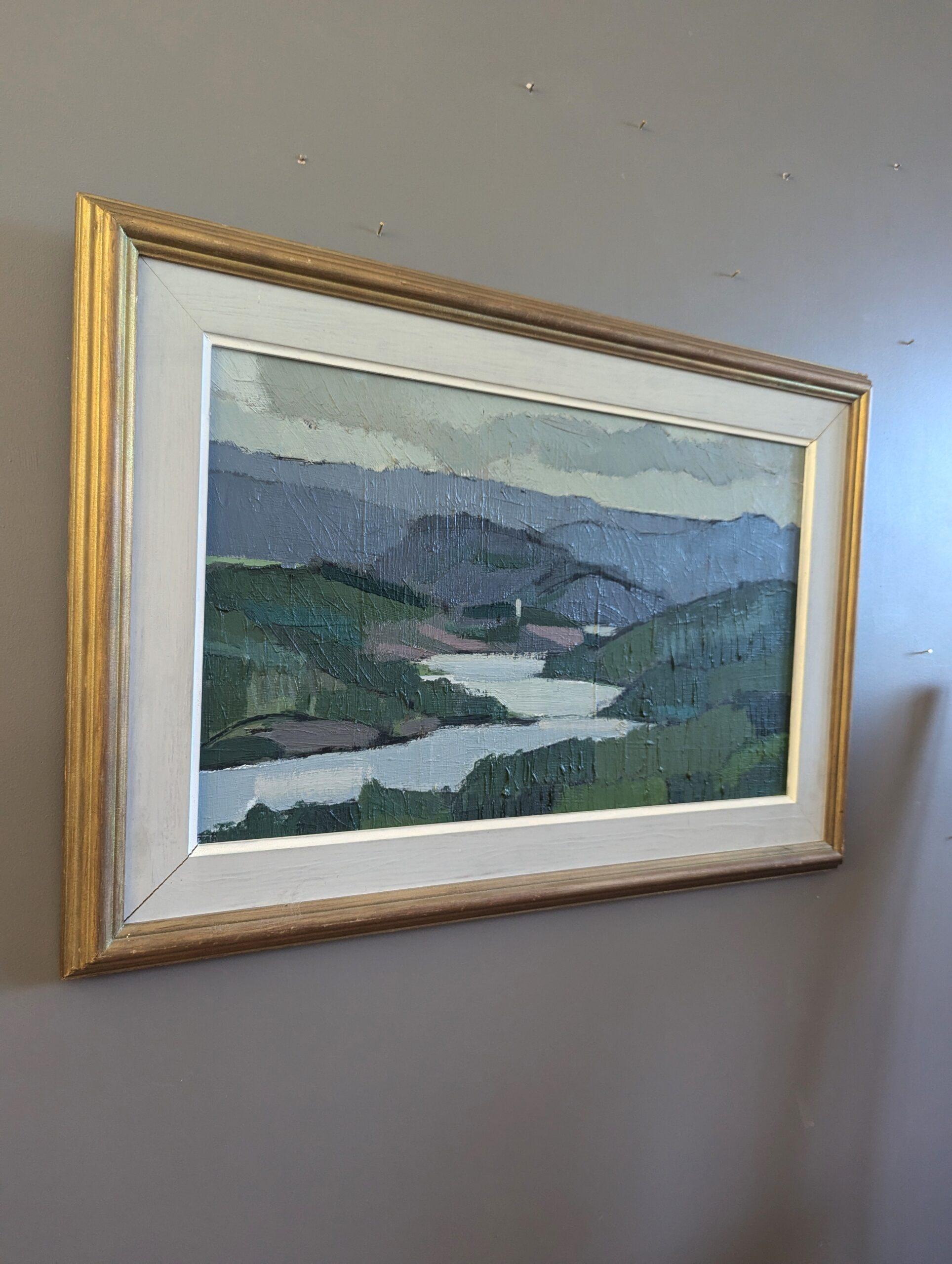 MODERNISTISCHER FLUSS
Größe: 43,5 x 63 cm (einschließlich Rahmen)
Öl auf Karton

Eine beruhigende und stimmungsvolle Nature-Landschaftskomposition, ausgeführt in Öl auf Karton und datiert 1957.

Die Komposition zeigt eine weitläufige Naturszene mit