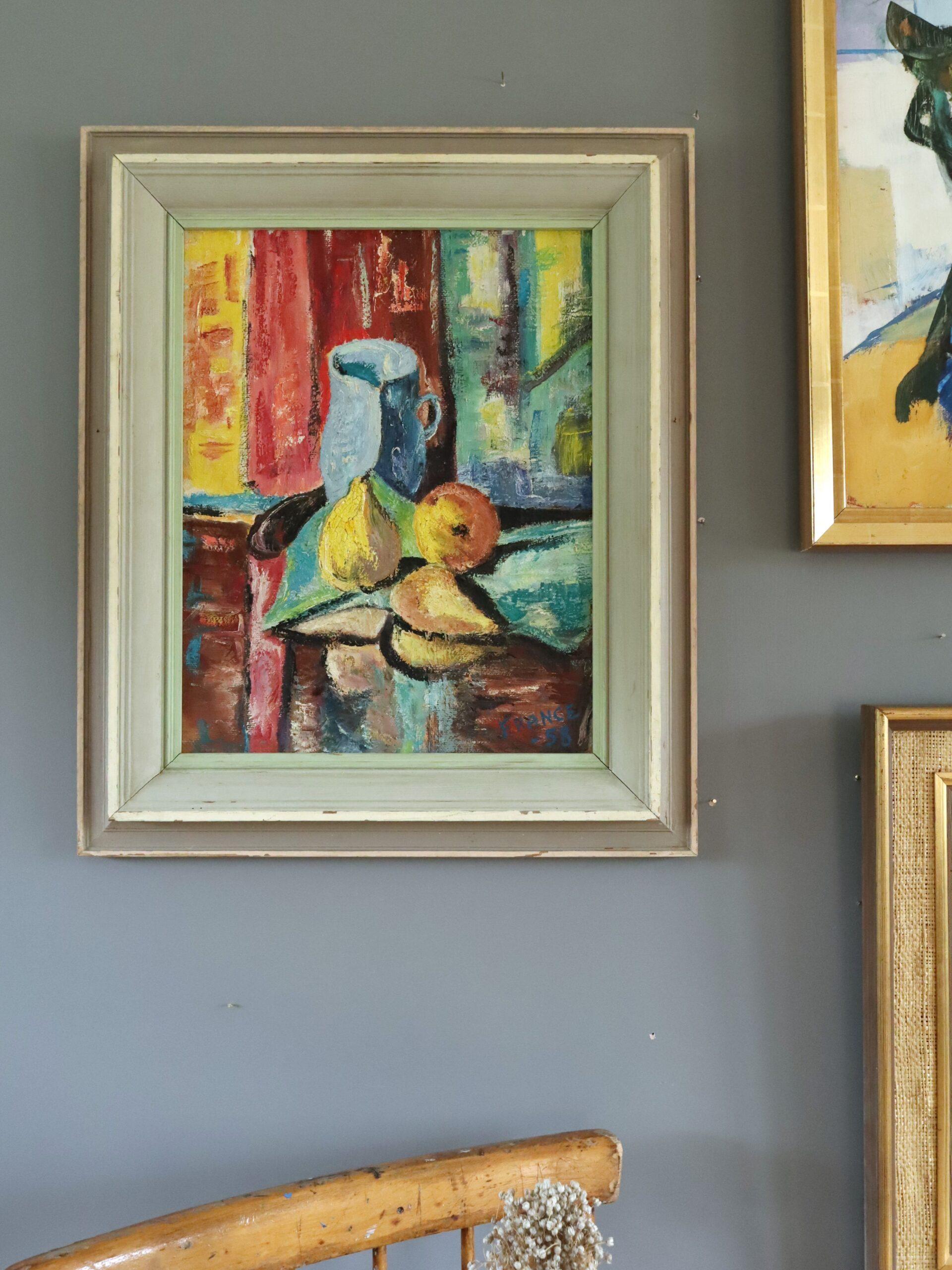 PICHET ET POIRES
Dimensions : 60 x 51,5 cm (cadre compris)
Huile sur carton

Une nature morte expressive et vivante du milieu du siècle, datant de 1958, qui capture un arrangement vibrant de fruits et un pichet placés dans un intérieur