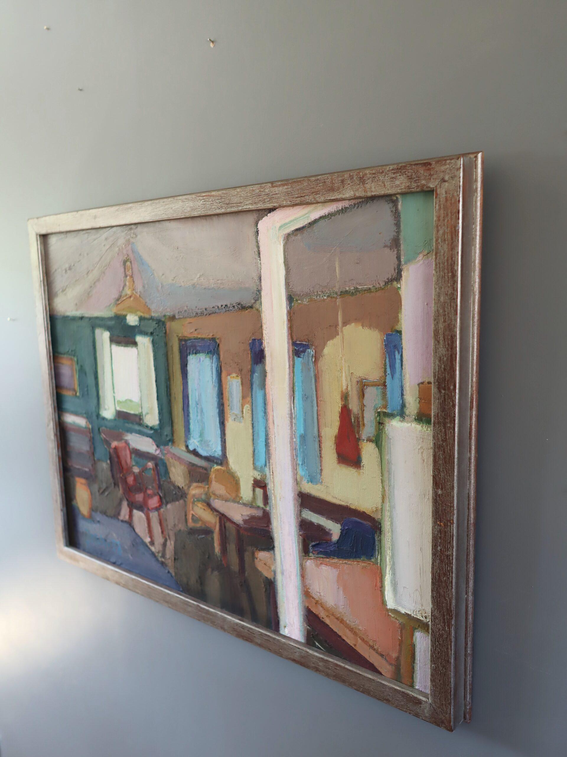 NACHMITTAGSLICHT
Größe: 55 x 69 cm (einschließlich Rahmen)
Öl auf Leinwand

Eine brillant ausgeführte Innenraumszene aus der Mitte des Jahrhunderts, gemalt in Öl auf Leinwand und datiert 1958.

Das Gemälde zeigt eine reich strukturierte Ansicht