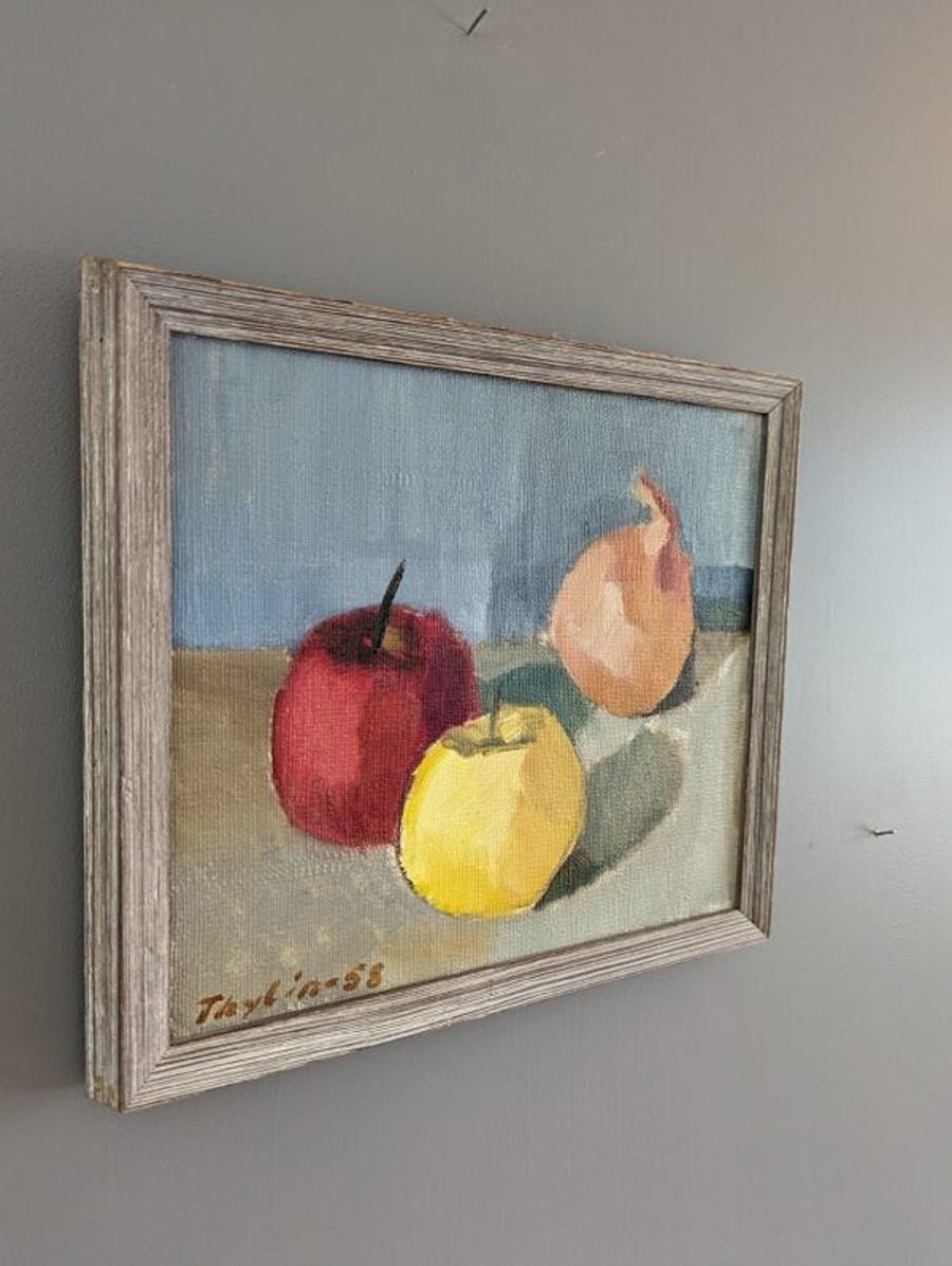 TROIS FRUITS
Taille : 26,5 × 29,5 cm (cadre compris)
Huile sur toile

Une petite composition de nature morte de style moderniste, exécutée à l'huile sur toile et datée de 1958.

Représentant trois fruits succulents disposés sur une surface et