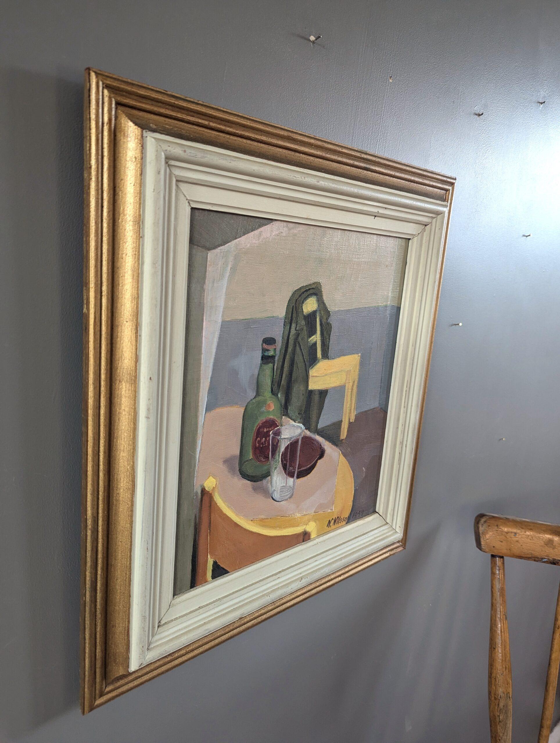UN MOMENTO DEJADO ATRÁS
Óleo sobre lienzo
Tamaño: 43 x 39 cm (incluido el marco)

Composición de naturaleza muerta interior de estilo modernista que capta un momento tranquilo, realizada en óleo sobre lienzo y fechada en 1959.

El cuadro muestra una