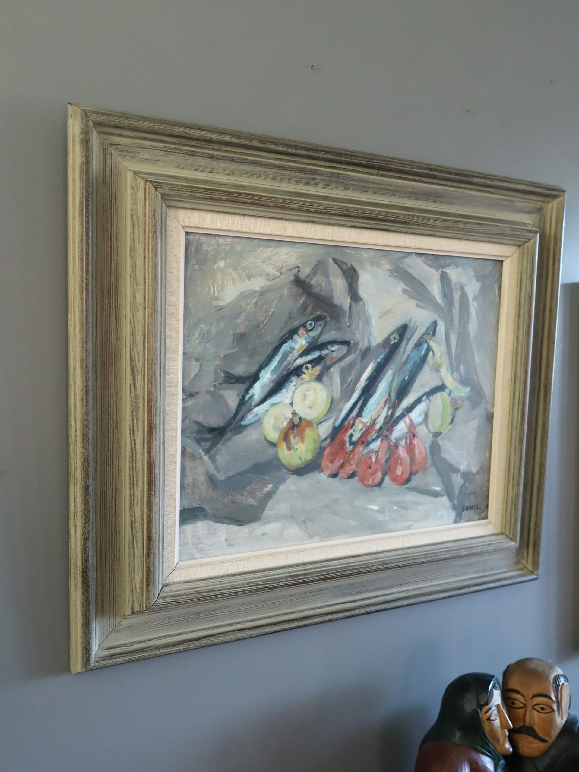 STILLLEBEN MIT SARDINEN
Größe: 52 x 60 cm (einschließlich Rahmen)
Öl auf Karton

Ein ausdrucksstarkes Stillleben aus der Mitte des Jahrhunderts, ausgeführt in Öl auf Karton und datiert 1961.

Diese Komposition vereint eine bescheidene, aber