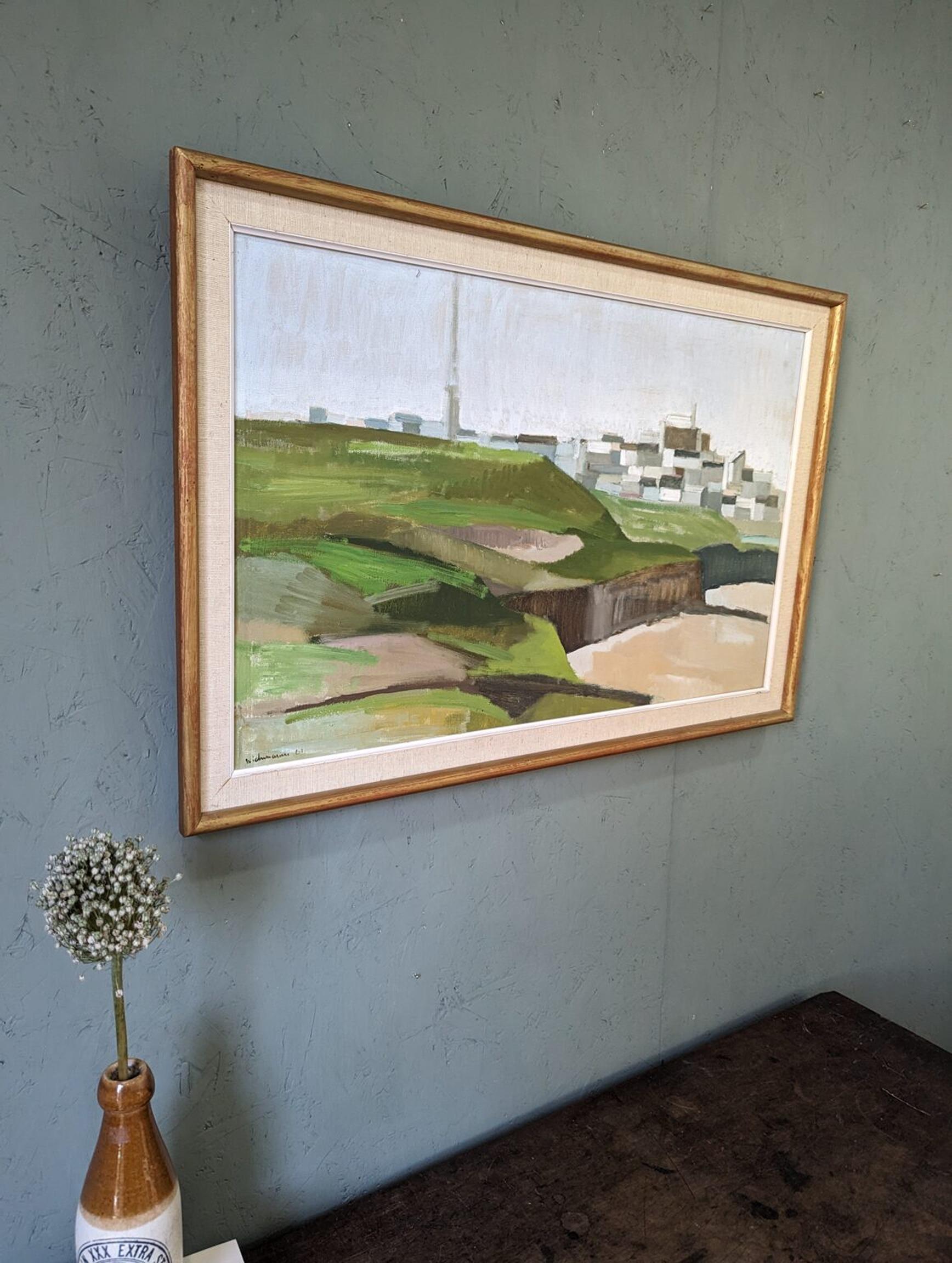 BRETAGNE
Dimensions : 49 x 73 cm (cadre compris)
Huile sur toile

Composition panoramique moderniste du milieu du siècle à l'huile, peinte sur toile et datée de 1961.

Capturant le littoral spectaculaire de la péninsule française de Bretagne, cette