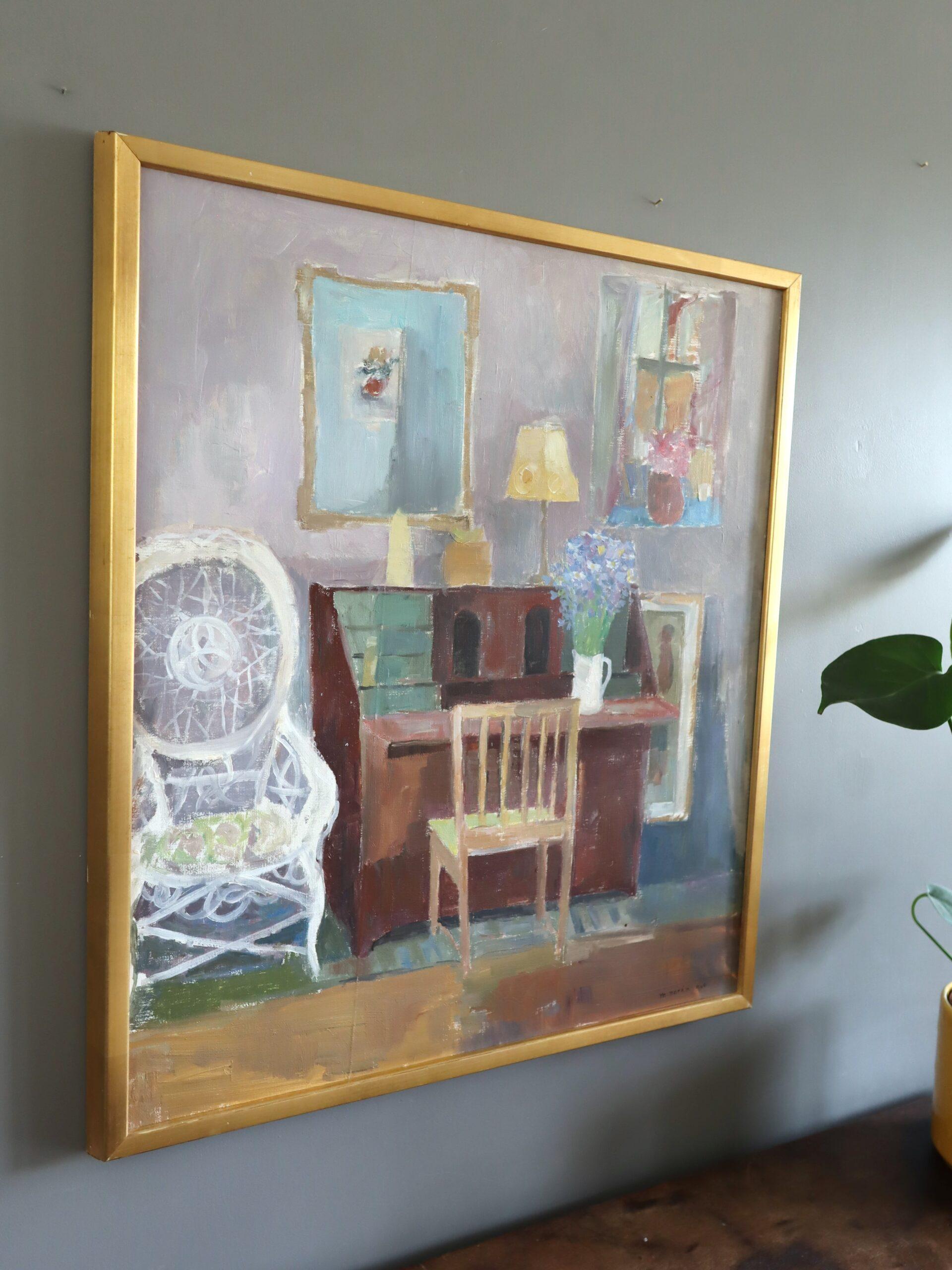 INNENRAUM MIT SCHREIBTISCH
Größe: 63,5 x 55,5 cm (einschließlich Rahmen)
Öl auf Leinwand

Ein warmes und einladendes Gemälde aus der Mitte des Jahrhunderts, das den ruhigen Charme einer Innenraumszene einfängt. Es ist in Öl auf Leinwand gemalt und