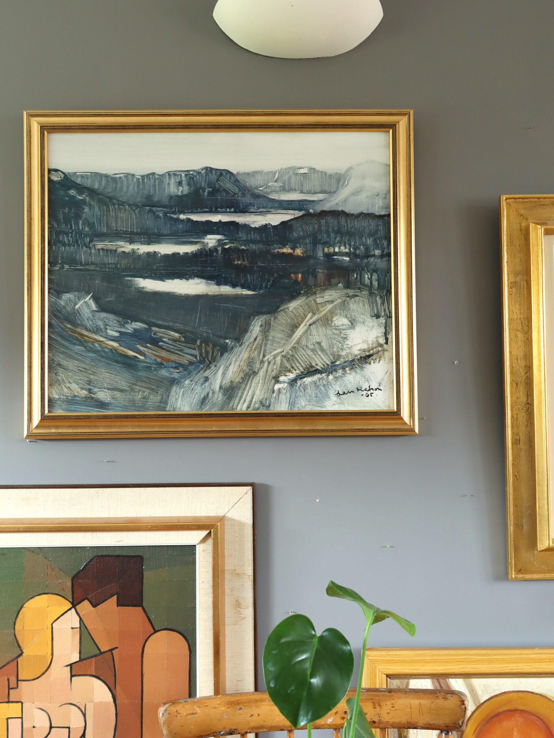 PAESAGGIO CREPUSCOLARE DEI FIORDI
Dimensioni: 58 x 68,5 cm (cornice inclusa)
Olio su tavola

Un dipinto paesaggistico di metà secolo, lunatico e d'atmosfera, che cattura l'aspra bellezza di una scena di fiordo montuoso, realizzato a olio su tavola e